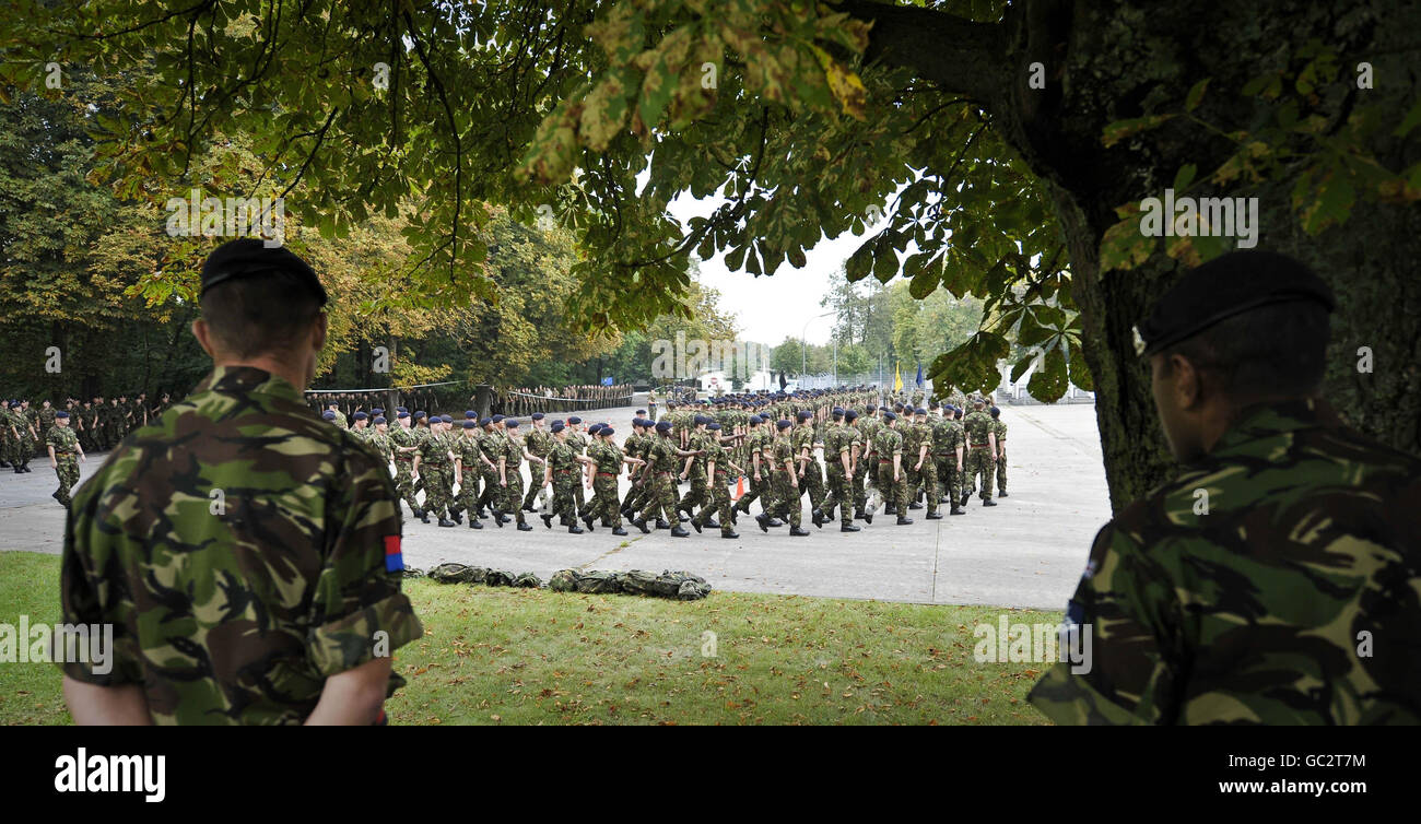 Le soldat regarde comme le personnel de l'armée britannique participe à une répétition pour un défilé de retour à domicile le 17 septembre dans la ville de garnison de Paderborn, en Allemagne. Banque D'Images
