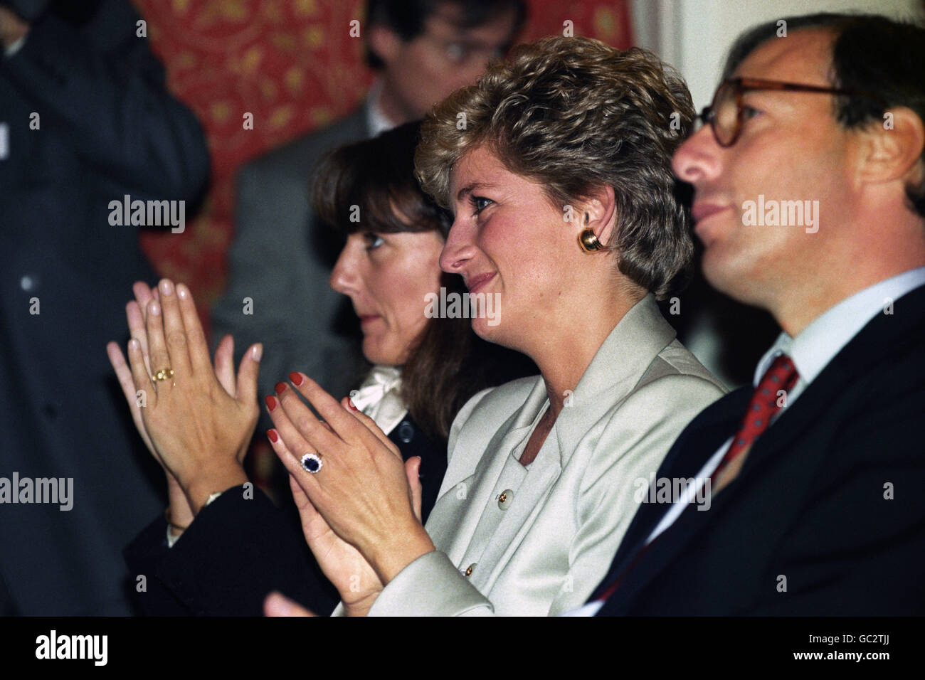 La Princesse de Galles applaudit un conférencier lors du lancement de la Child Bereavement Trust au Royal College of Nursing de Londres. Banque D'Images