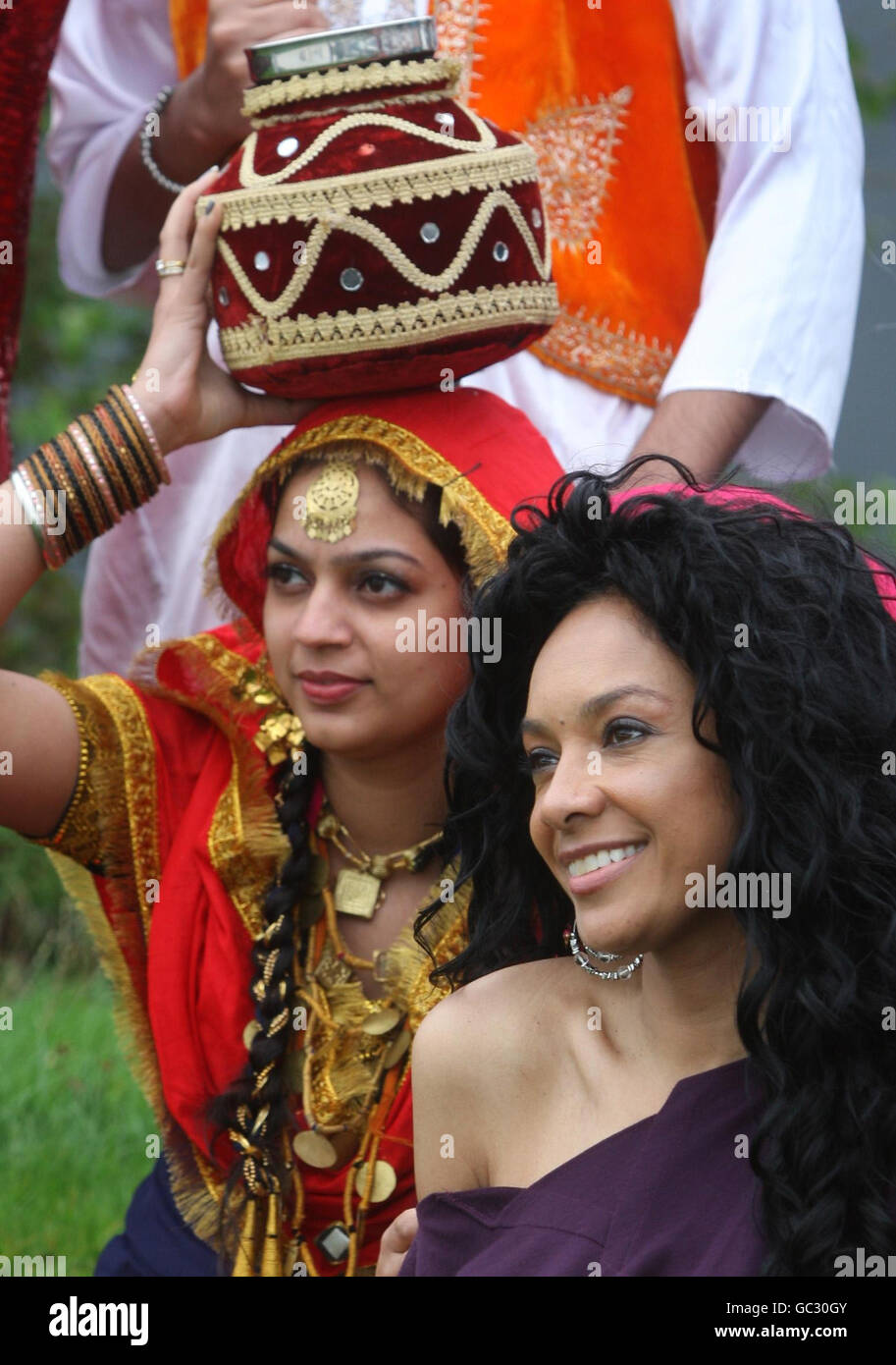 Kanya King (à droite), fondatrice des MOBO Awards et membre du groupe de danse Punjabi 1, fait la promotion des MOBO Awards qui se tiennent au SECC de Glasgow demain soir. Banque D'Images