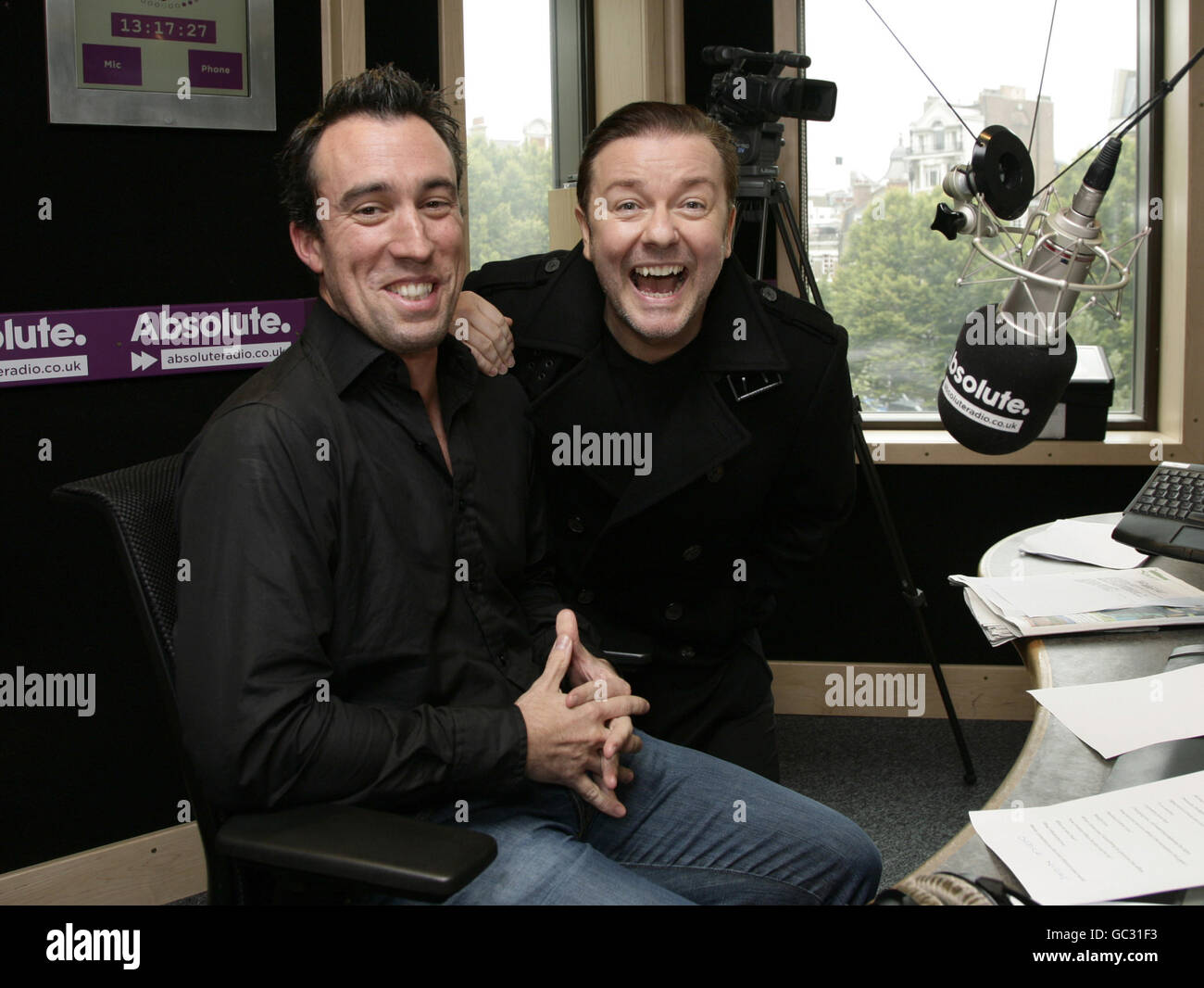 Guest Ricky Gervais (à droite) avec Absolute radio Breakfast Show présentateur Christian O'Connell à Absolute radio à Golden Square, centre de Londres. Banque D'Images