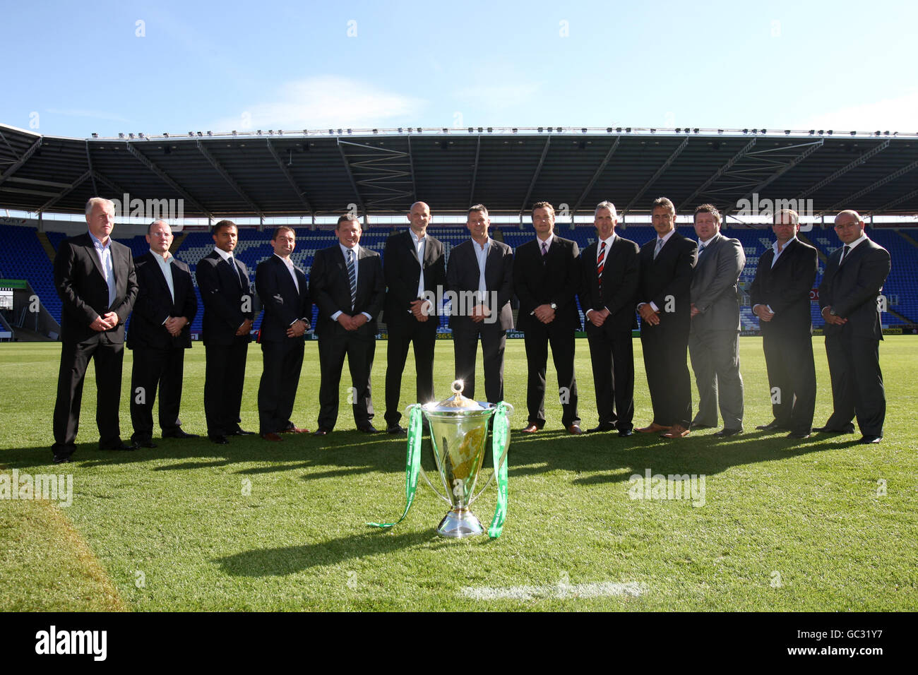 Officiels du club lors du lancement de la coupe Heineken au stade Madejski, Reading Banque D'Images