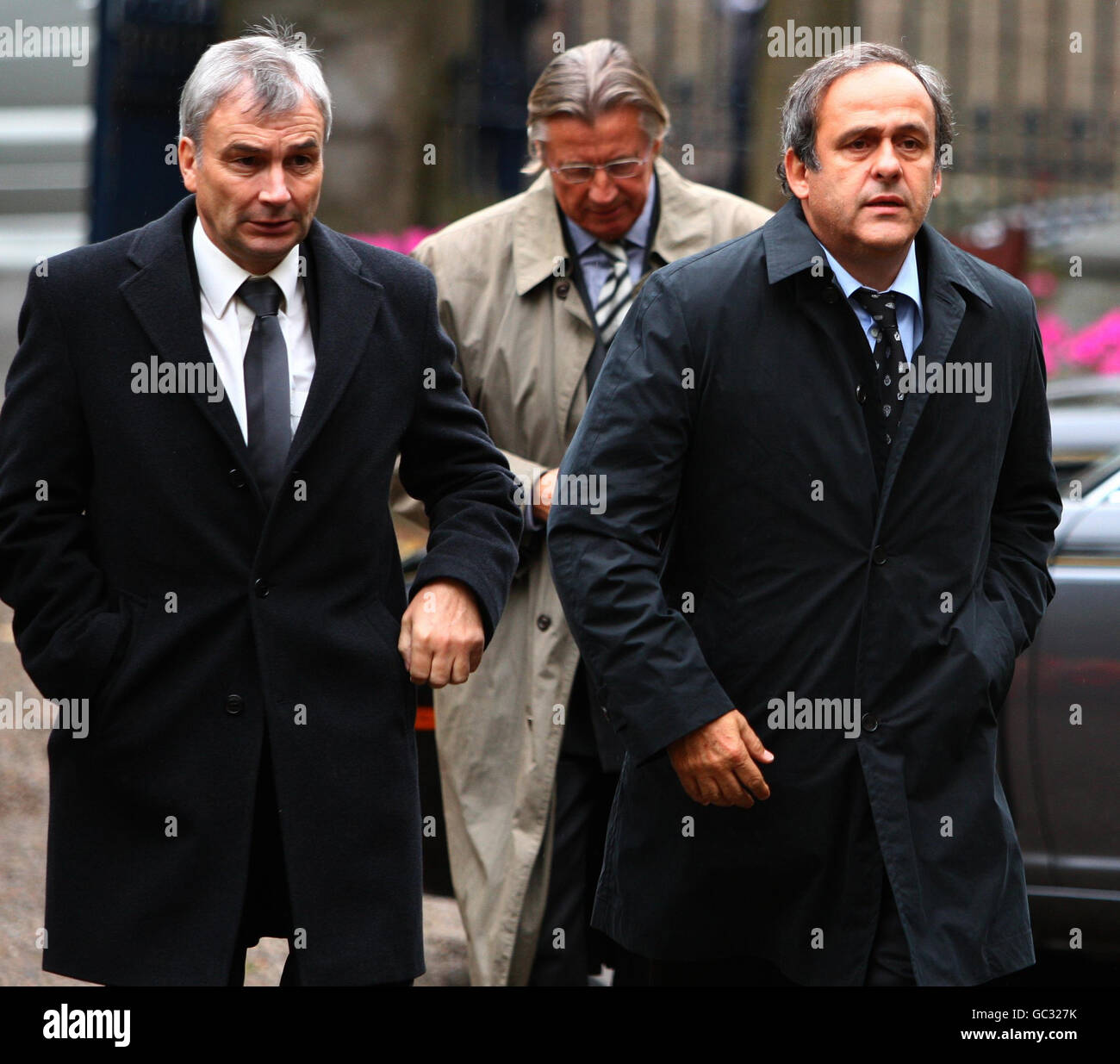 Le président de l'UEFA, Michel Platini, et le secrétaire général, David Taylor (à gauche) arrivent pour les funérailles de l'ancien vice-président de la Fifa, David Wvolonté, à la cathédrale de Brechin, à Brechin, Angus. Banque D'Images