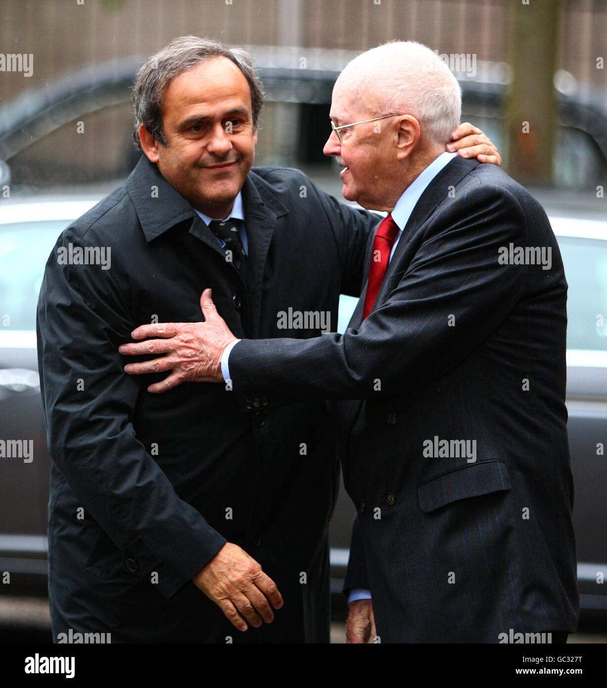 Le président de l'UEFA, Michel Platini, salue Ernie Walker (ancien directeur général de l'SFA) lorsqu'il arrive aux funérailles de l'ancien vice-président de la Fifa, David Wvolonté, à la cathédrale de Brechin, à Brechin, Angus. Banque D'Images