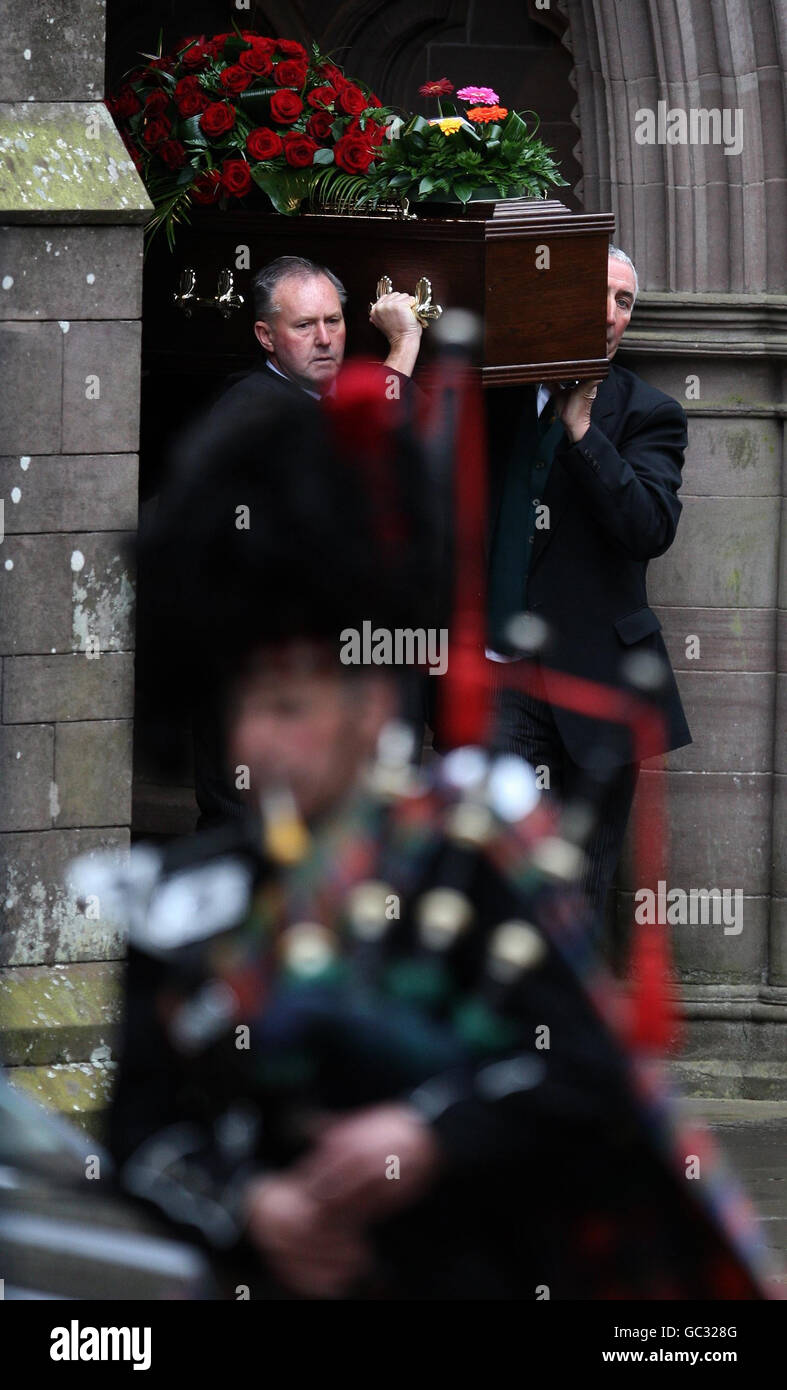 Un joueur de cornemuse dirige le cercueil de l'ancien vice-président de la Fifa, David Wvolonté, à la cathédrale de Brechin, à Brechin, Angus. Banque D'Images