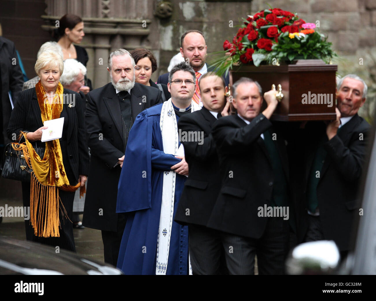 La famille, dont sa veuve Margaret (foulard jaune), suit le cercueil de l'ancien vice-président de la Fifa David Wvolonté à la cathédrale de Brechin, à Brechin, Angus. Banque D'Images