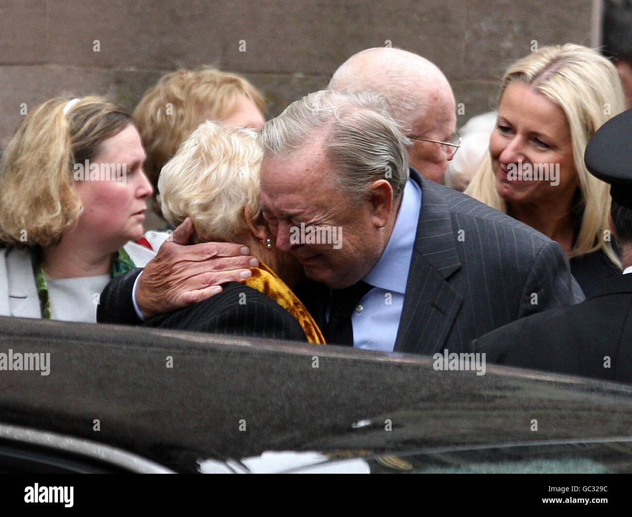Lennart Johansson (ancien président de l'UEFA) confort veuvage Margaret lors des funérailles de l'ancien vice-président de la Fifa, David Wvolonté, à la cathédrale de Brechin, à Brechin, Angus. Banque D'Images