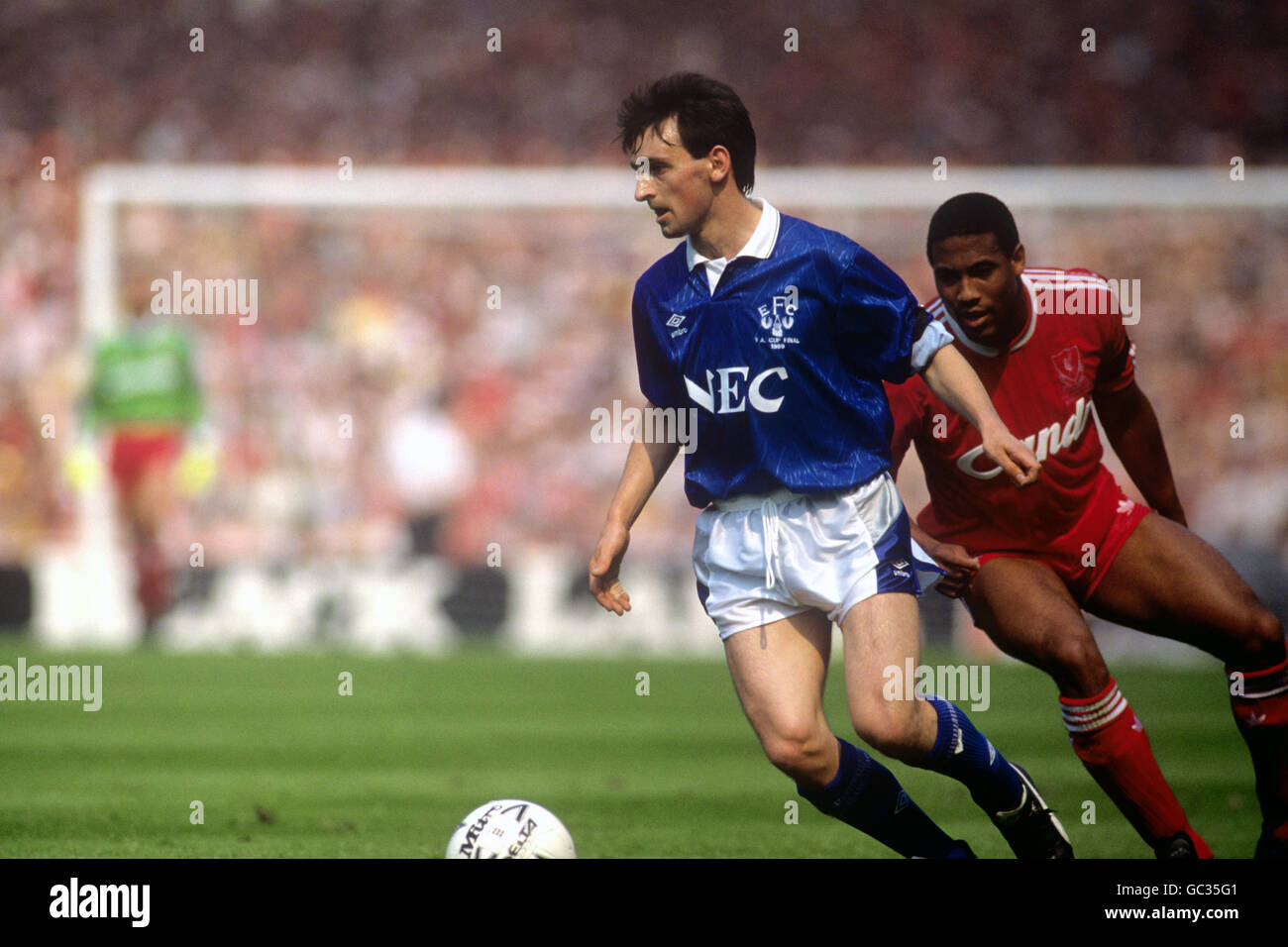 Football - FA Cup - finale - Liverpool v Everton - Wembley Stadium.Pat Nevin d'Everton (l) s'éloigne de John Barnes de Liverpool (r) Banque D'Images