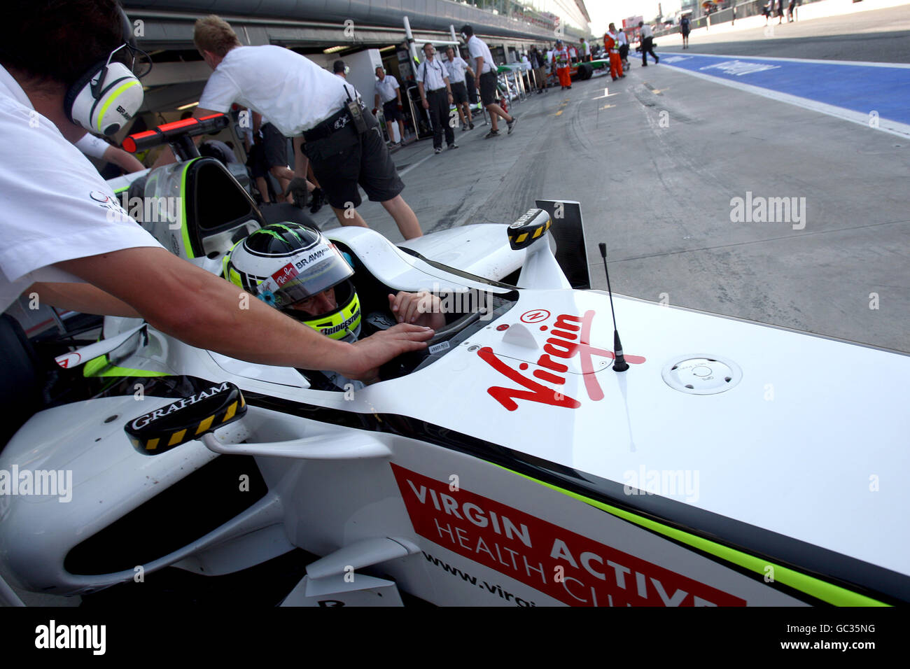 Brawn GP Jenson Button dans les stands lors des premiers essais sur le circuit de Monza, en Italie Banque D'Images