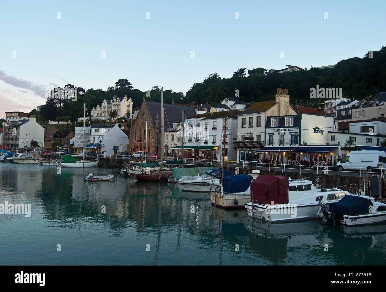 St Aubin's Harbour, au crépuscule, Jersey, Channel Islands Banque D'Images