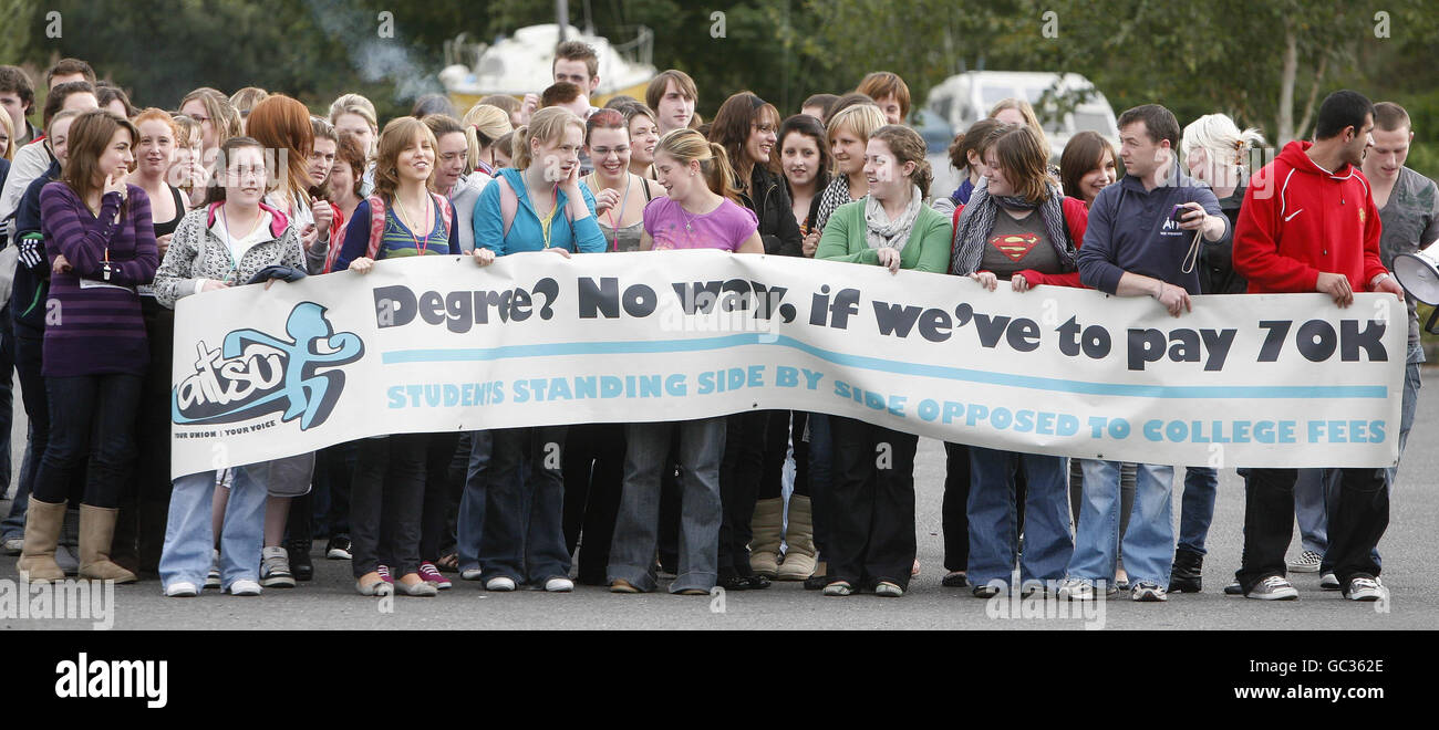 Des étudiants de l'Athlone Institute of Technology protestent contre les frais de la fête Fianna Fail 'Think In' qui se tient aujourd'hui à l'hôtel Hodson Bay dans la ville. Banque D'Images