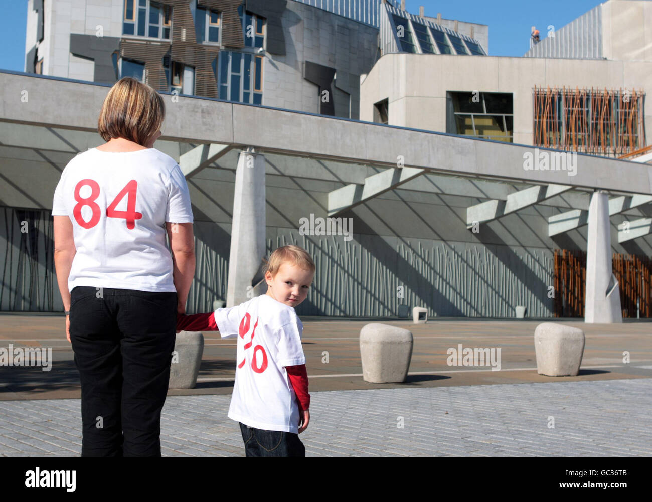 Carman et sa mère Claire McLaughlin, de Shelter Scotland, ont présenté une « déclaration de maisons » d'une hauteur de six pieds pour le secrétaire aux Finances John Swinney avant son prochain budget, en dehors du Parlement écossais d'Édimbourg. Banque D'Images