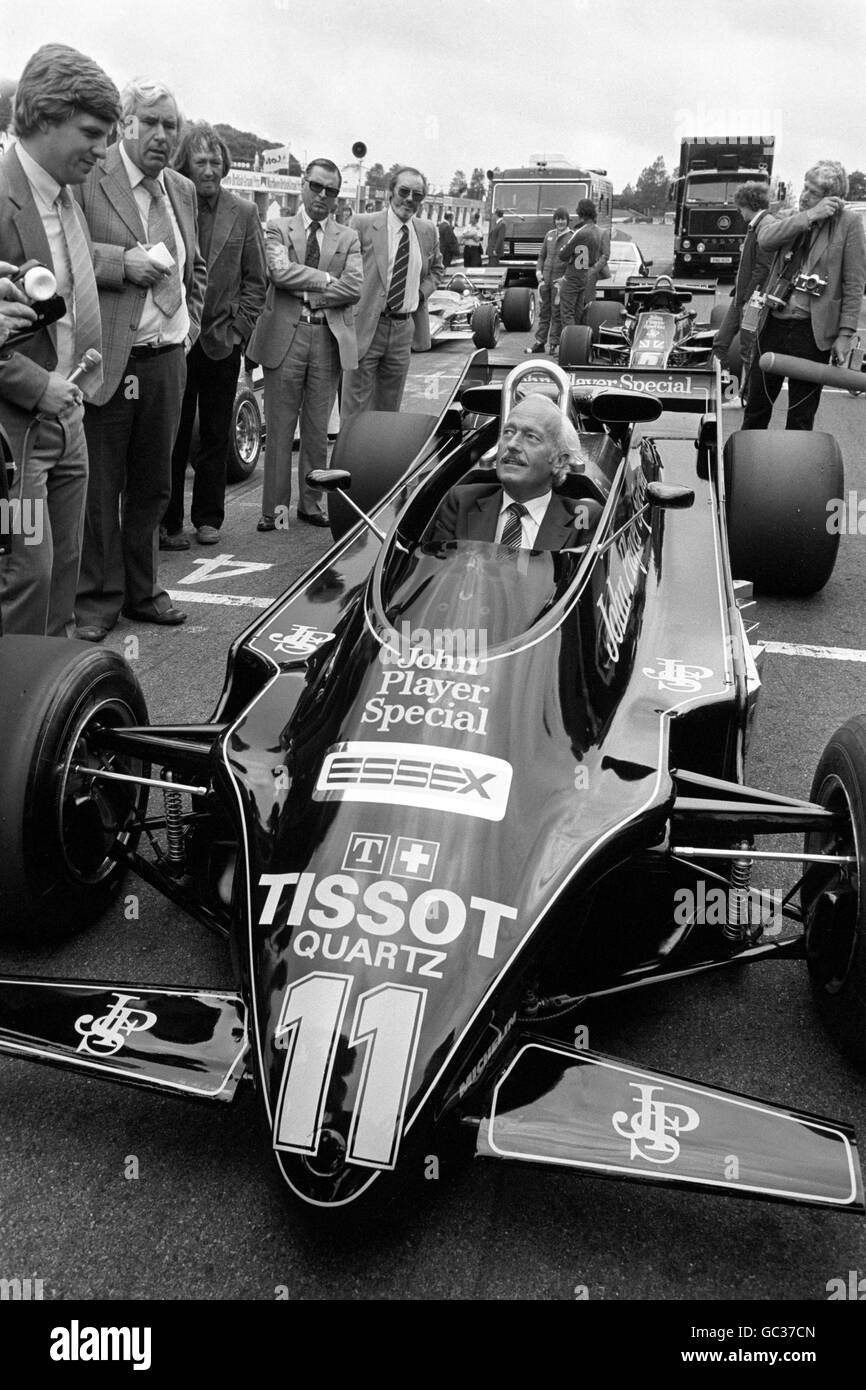 Colin Chapman, patron de Lotus, lors du lancement du nouveau Lotus 87 chez Brands Hatch.On peut le voir assis dans la voiture innovante '88' qui a été interdite en raison de la légalité de son double châssis.Le nouveau '87' remplace le '81B' 1980 avec lequel l'équipe a dû commencer la saison Banque D'Images