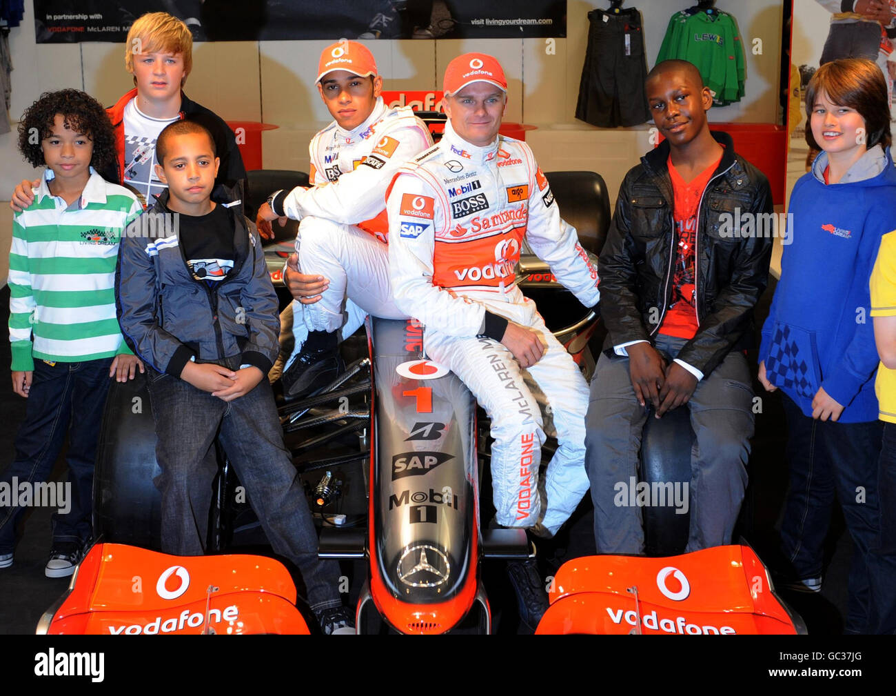 Lewis Hamilton, champion du monde de Formule 1, et Heikki Kovalainen, son coéquipier McLaren, lancent aujourd'hui une nouvelle gamme de vêtements pour garçons sur le thème du Grand Prix, intitulée « Living the Dream » chez Marks and Spencer à Londres. Banque D'Images