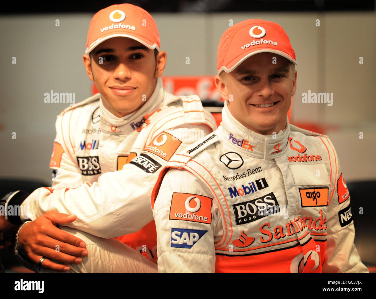 Lewis Hamilton, champion du monde de Formule 1, et Heikki Kovalainen, son coéquipier McLaren, lancent aujourd'hui une nouvelle gamme de vêtements pour garçons sur le thème du Grand Prix, intitulée « Living the Dream » chez Marks and Spencer à Londres. Banque D'Images