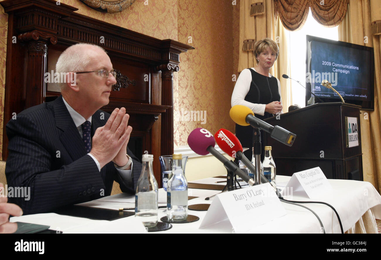 Barry O'Leary, directeur général de l'IDA, et Mary Coughlan, Tanaiste, lancent la campagne internationale de marketing 2009-2010 d'IDA Ireland à l'hôtel Shelbourne de Dublin. APPUYEZ SUR ASOCIATION photo. Date de la photo: Jeudi 17 septembre 2009. Crédit photo devrait se lire: Niall Carson/PA Wire Banque D'Images