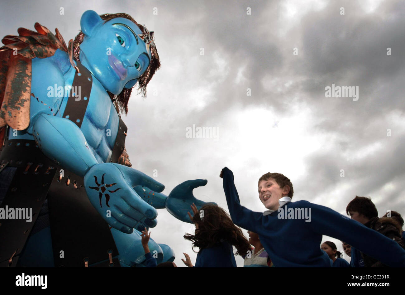 Les enfants des écoles locales jouent avec un géant de 8 mètres de haut appelé le Big Man, créé par le Puppet Lab et dévoilé aujourd'hui à Édimbourg. Banque D'Images