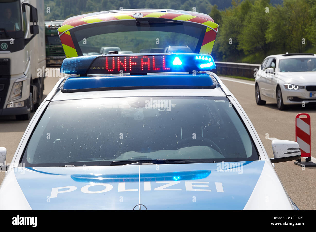 Enseigne lumineuse Accident sur une autoroute voiture de police sur l'autoroute, Koblenz, Rhénanie-Palatinat, Allemagne Banque D'Images