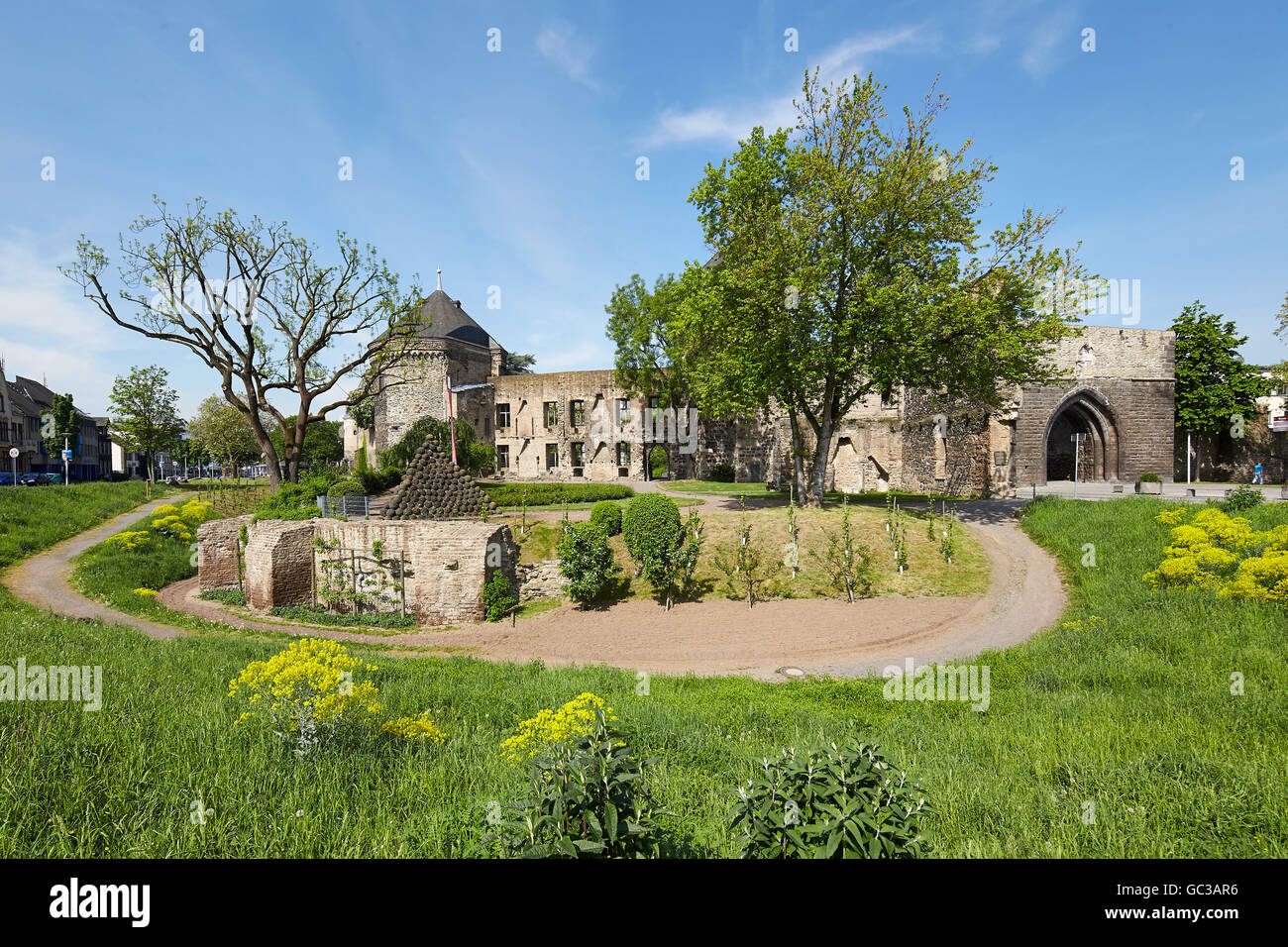 La tour de défense, le château et le mur historique de la ville, Andernach, Rhénanie-Palatinat, Allemagne Banque D'Images