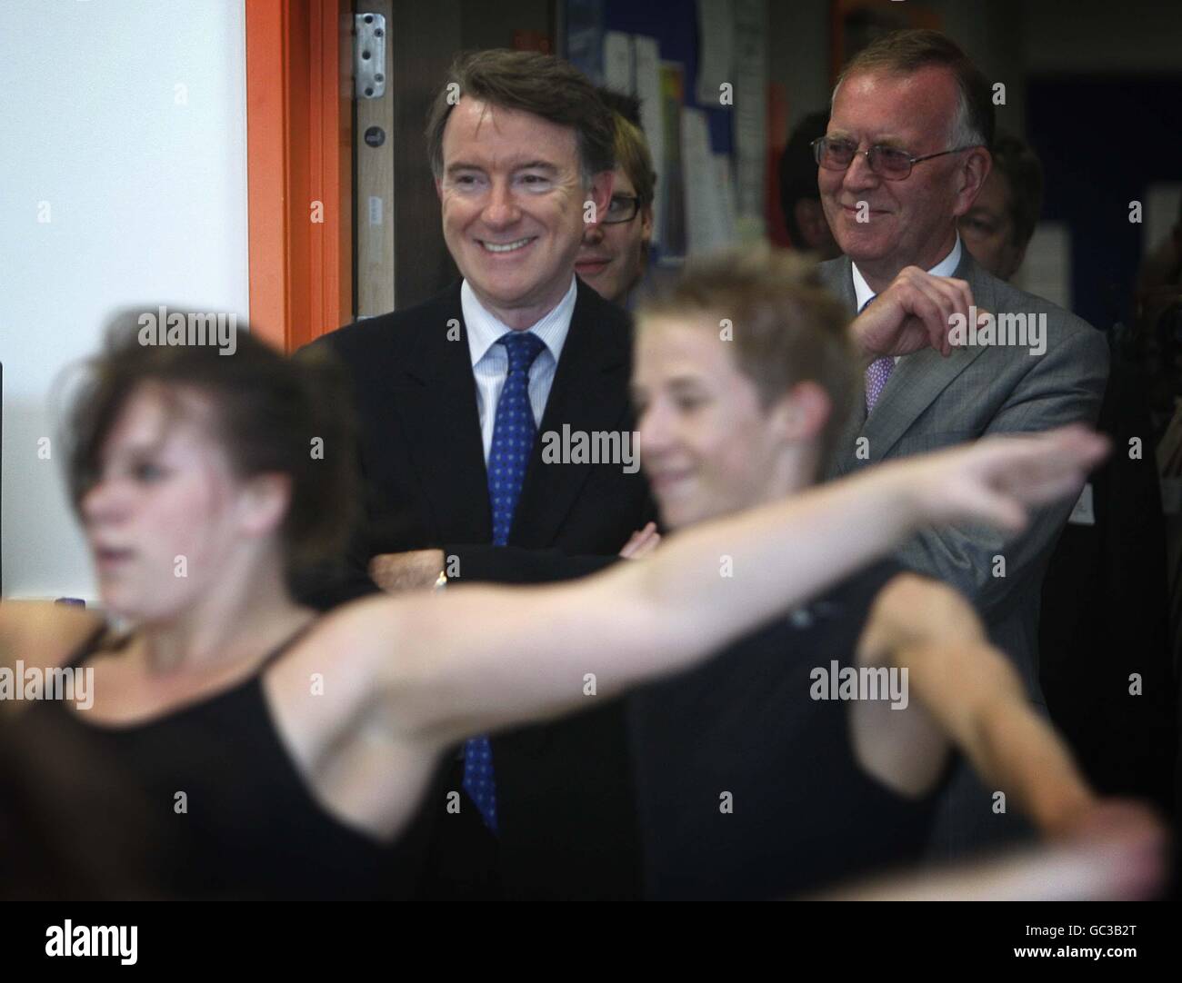 Lord Mandelson, secrétaire d'entreprise, observe des danseurs lors d'une visite à l'école britannique des arts de la scène de Croydon. APPUYEZ SUR ASSOCIATION photo. Date de la photo : jeudi 24 2009 septembre. Mandelson a visité l'école avec ben Bradshaw, secrétaire à la Culture, et Leona Lewis, ancienne élève, pour soutenir la prochaine génération de talents créatifs. Voir PA Story POLITICS Music. Le crédit photo devrait se lire comme suit : Richard Pohle/The Times/PA Wire Banque D'Images