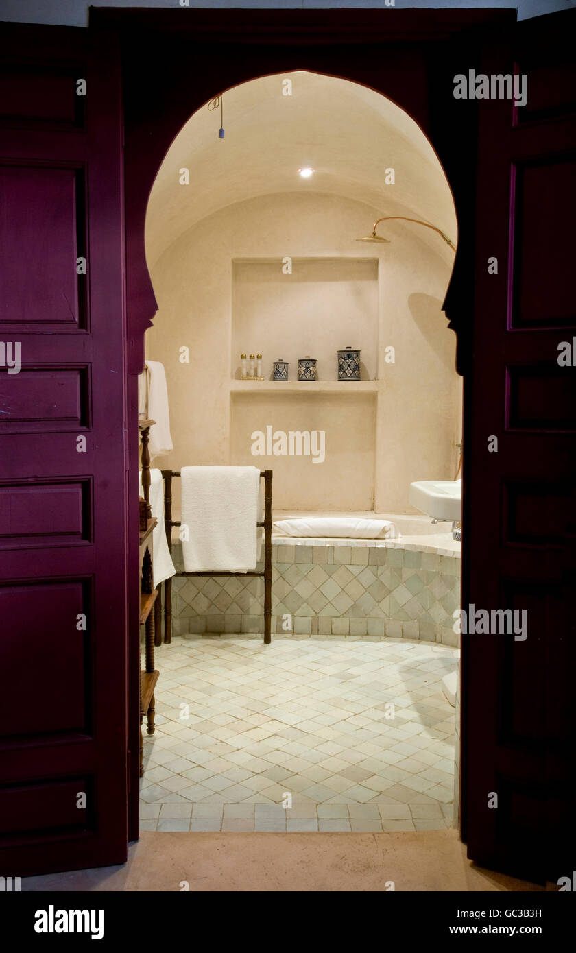 Riad, intérieur, avec des murs en plâtre marocain tadelakt technique appelée, Marrakech, Maroc, Afrique Banque D'Images