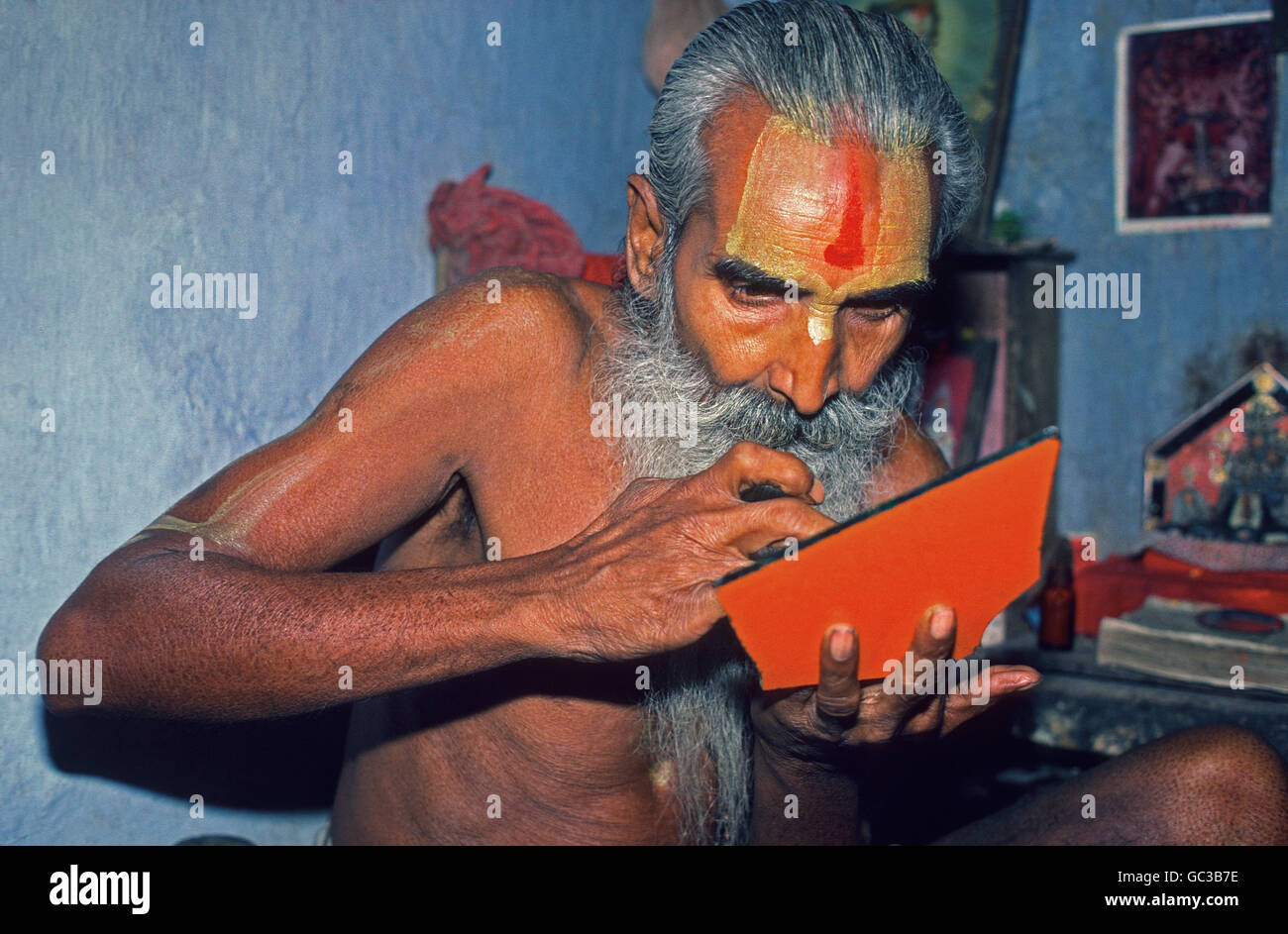 Saint homme la préparation de la peinture pour le visage pour la prière, Kolkata, Inde, Asie Banque D'Images