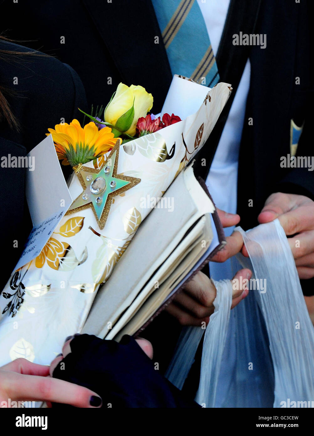 Les élèves arrivent avec des fleurs à l'école Blue Coat Church of England School de Coventry après qu'un élève est décédé hier après avoir reçu le jab Vvarix HPV1. Banque D'Images