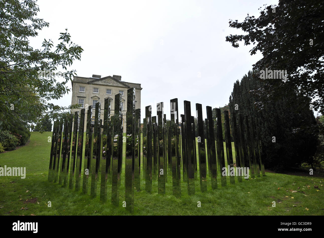 Une vue générale de l'artiste né au Danemark, Jeppe hein, la nouvelle sculpture publique majeure intitulée « Follow Me », située à la Maison et jardins du fort Royal, à l'Université de Bristol. Banque D'Images