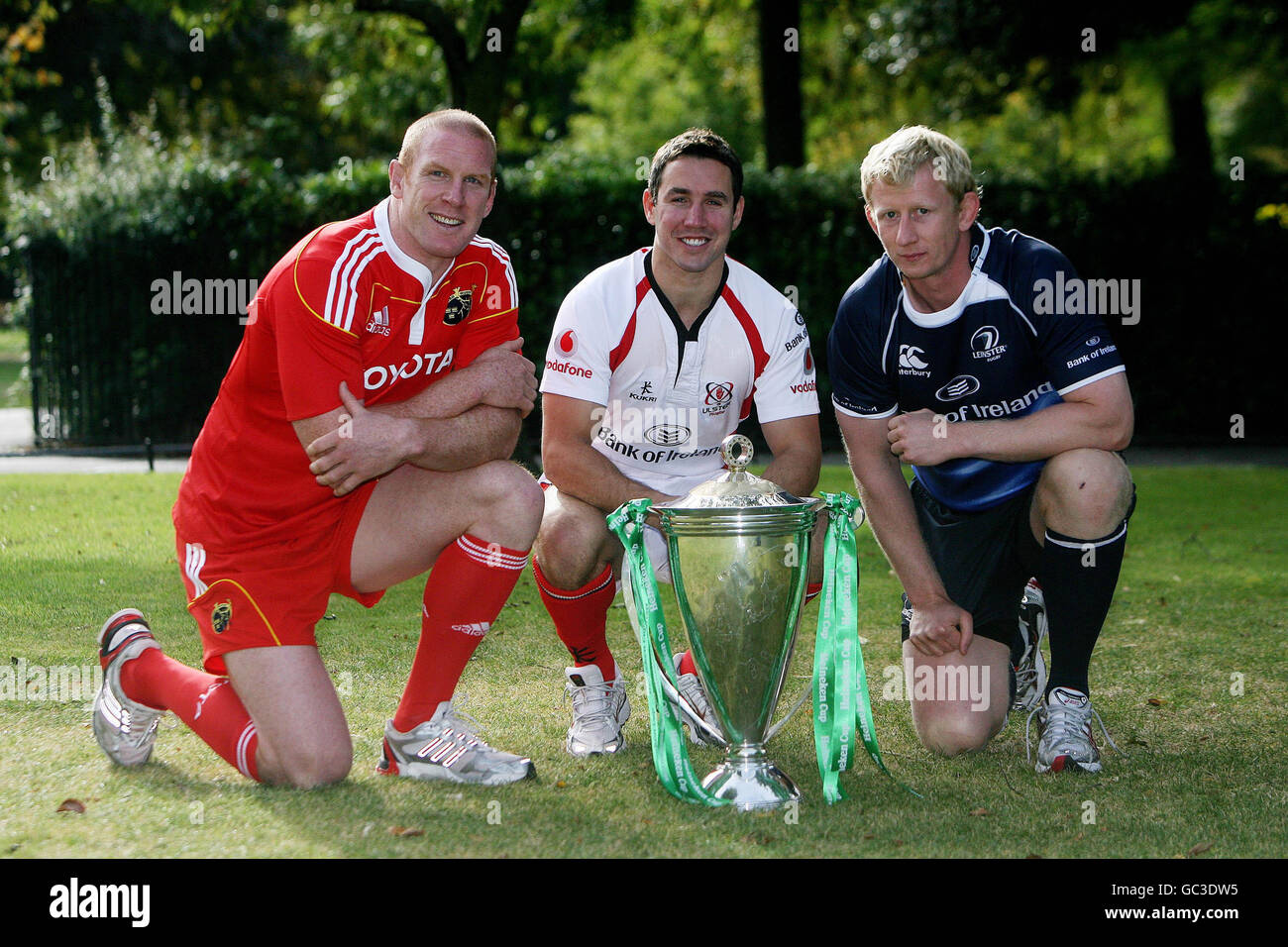 (De gauche à droite) Paul O'Connell de Munster, Paddy Wallace d'Ulster et Leo Cullen de Leinster lors du lancement officiel de la coupe Heineken au St Stephen's Green à Dublin. Banque D'Images