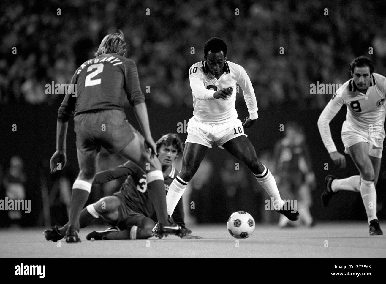 Pele (10), New York Cosmos, prend le ballon après Laszlo Harsanyi (2), NASL All Stars Banque D'Images