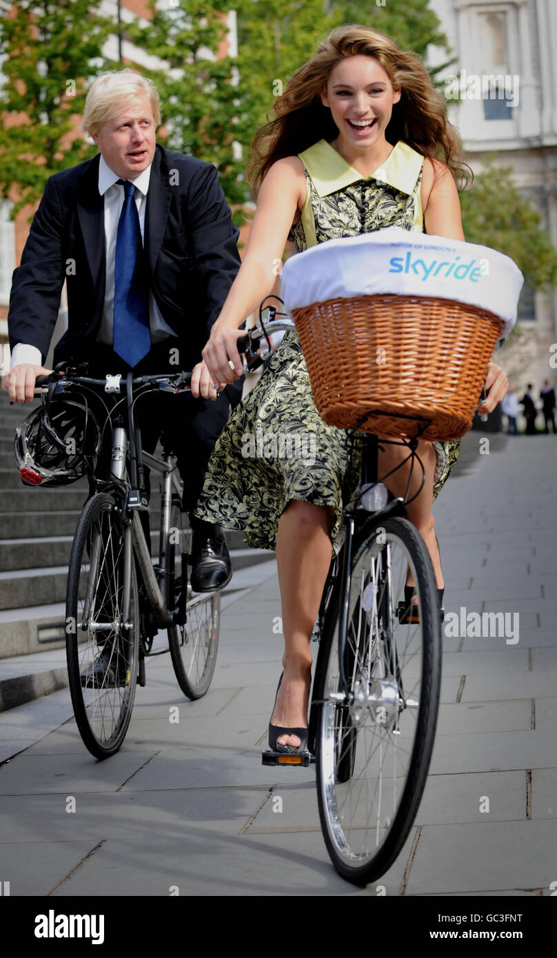 Le maire de Londres Boris Johnson et l'actrice Kelly Brook lancent le Skyride de Londres. Banque D'Images