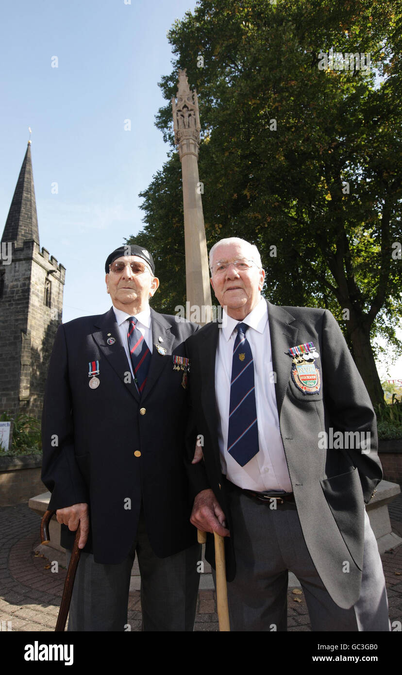 Walter Wright, à gauche, et Tom Clark au long Eaton War Memorial, dans le Derbyshire, avant leur voyage à Arnhem, en Hollande, avec le soutien du programme de retour des héros du Big Lottery Fund pour commémorer le 65e anniversaire de l'opération Market Garden. Banque D'Images
