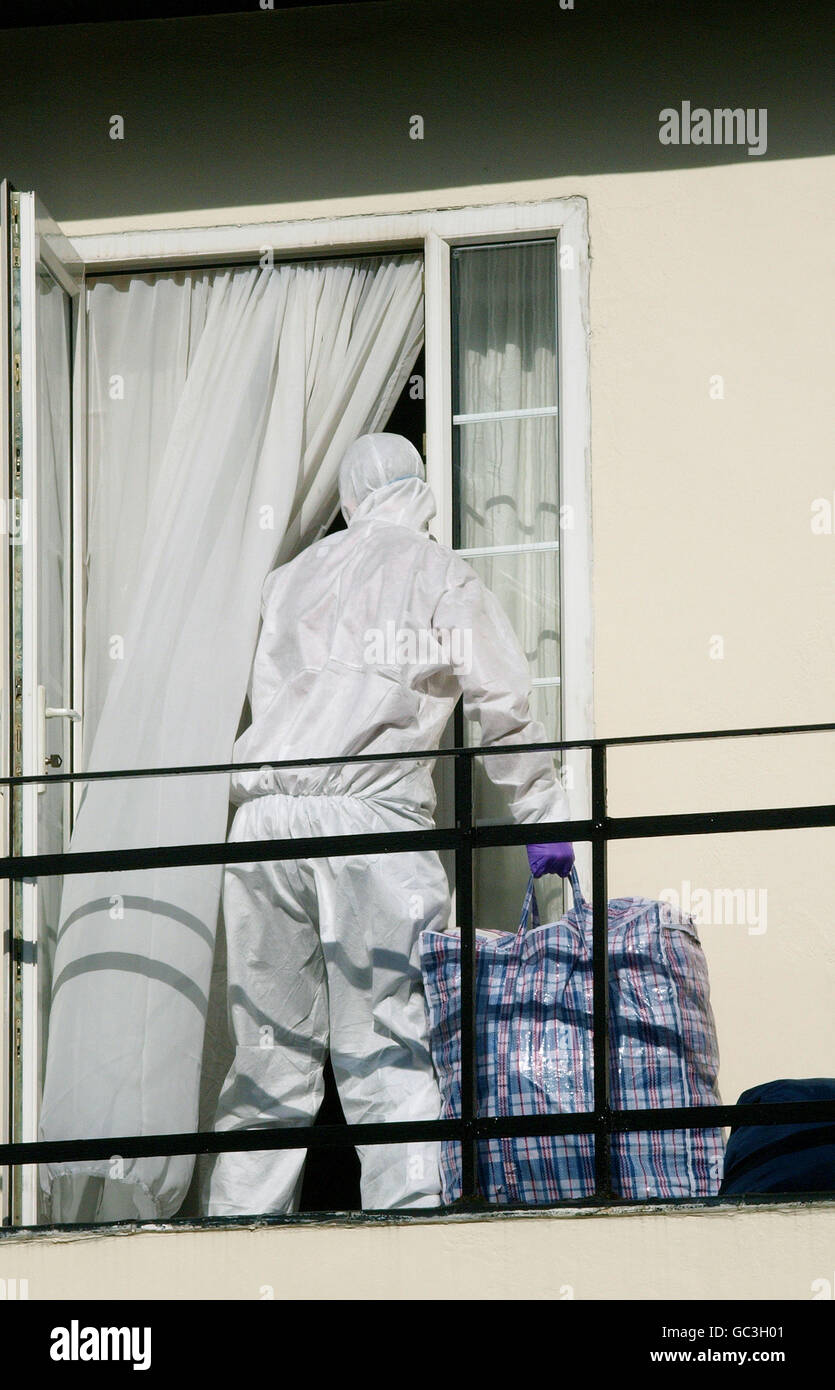 Un policier fait glisser un sac depuis le balcon d'une maison à Edgware, dans le nord de Londres, lors d'un raid de police sur un petit bloc d'appartements. Des rapports non corroborés ont affirmé que le raid était sur une usine de méths de cristal. Banque D'Images