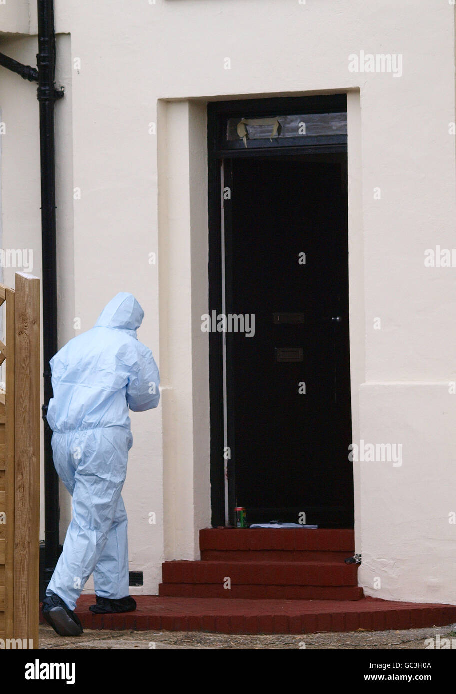 Un expert judiciaire de la police se dirige vers l'entrée d'une maison à Edgware, dans le nord de Londres, lors d'un raid de police sur un petit bloc d'appartements. Des rapports non corroborés ont affirmé que le raid était sur une usine de méths de cristal. Banque D'Images