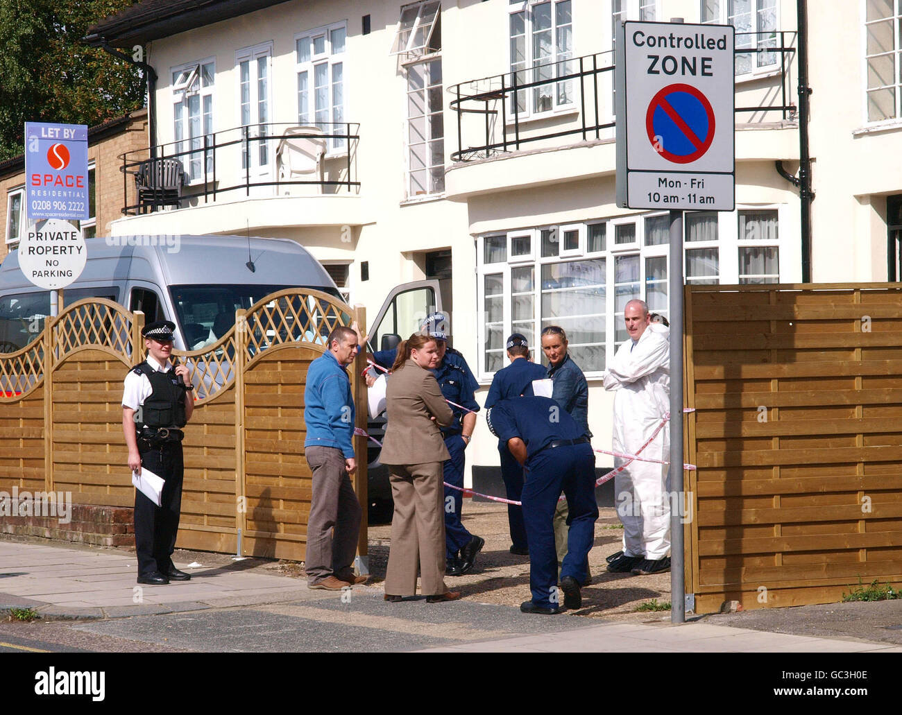 Le personnel de police tient des discussions à l'extérieur d'une maison à Edgware, dans le nord de Londres, lors d'un raid de police sur un petit bloc d'appartements.Des rapports non corroborés ont affirmé que le raid était sur une usine de méths de cristal. Banque D'Images