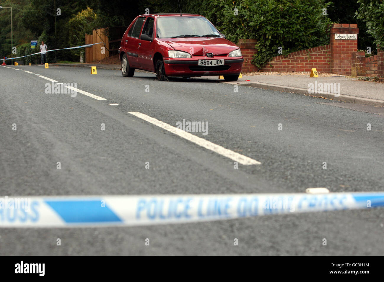 La scène dans Lower Wokingham Road près de Crowthorne, Berkshire après qu'un homme soit laissé gravement malade à l'hôpital après avoir été abattu sur un site de maison mobile proche. Banque D'Images