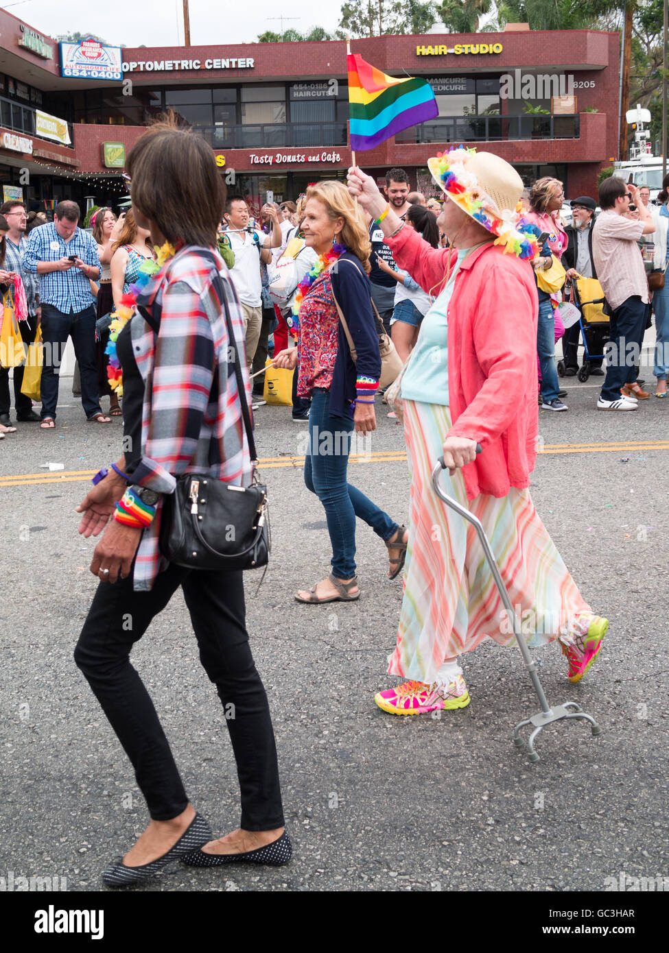 Les gens défilent dans la Helder Pride Parade 2016 Banque D'Images