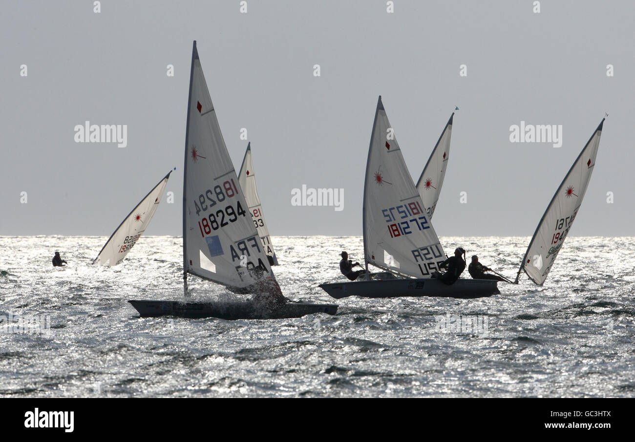 La flotte radiale laser pour femmes se dirige vers le haut du vent dans des conditions de broutement pendant la Skandia Sail for Gold Regatta sur la Manche. Banque D'Images