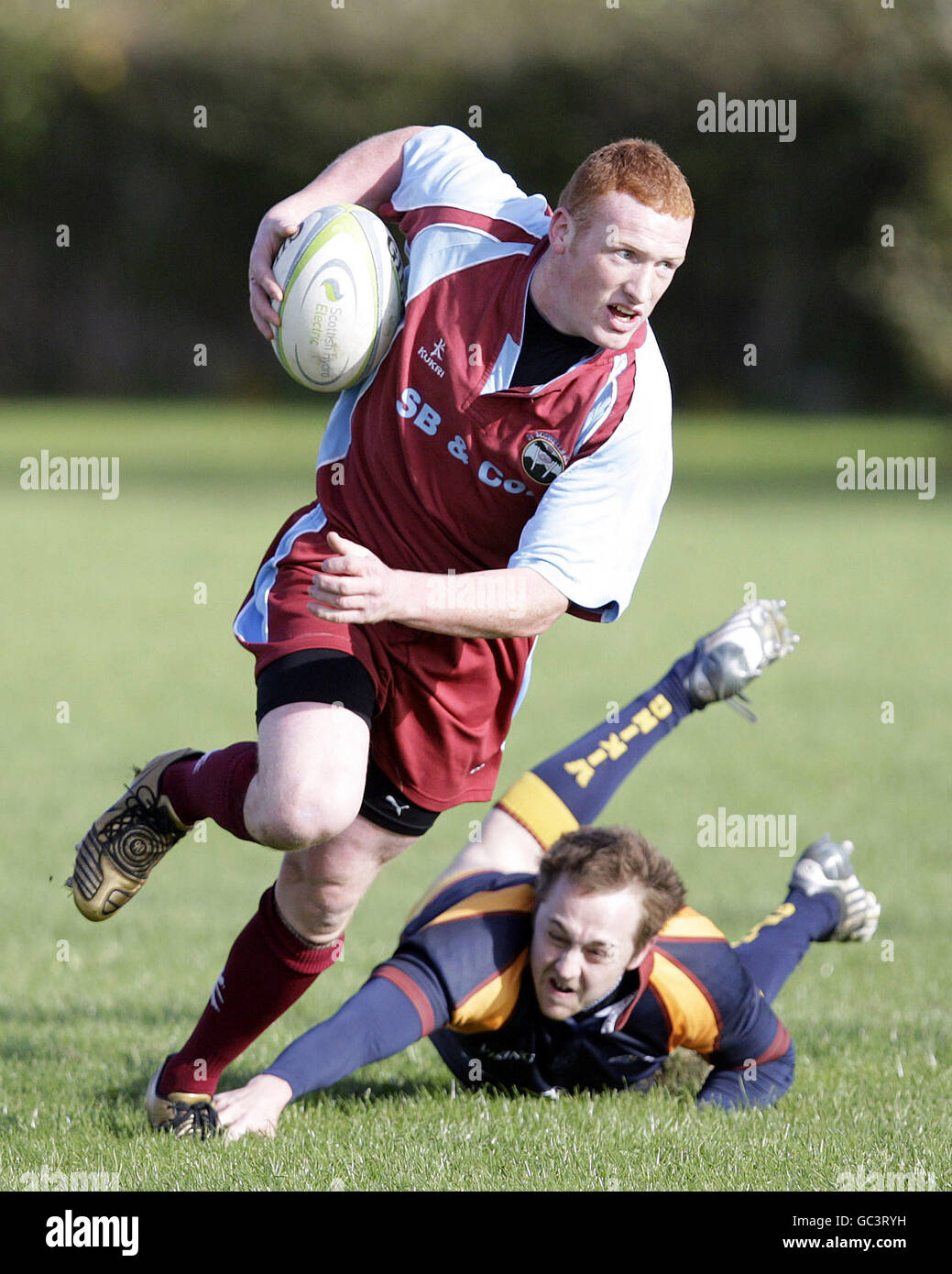 Barry Wood de St Boswells (à gauche) quitte Jack Cowan de Queensferry (à droite) lors du match Scottish Hydro East 2 à St Boswells, Melrose. Banque D'Images