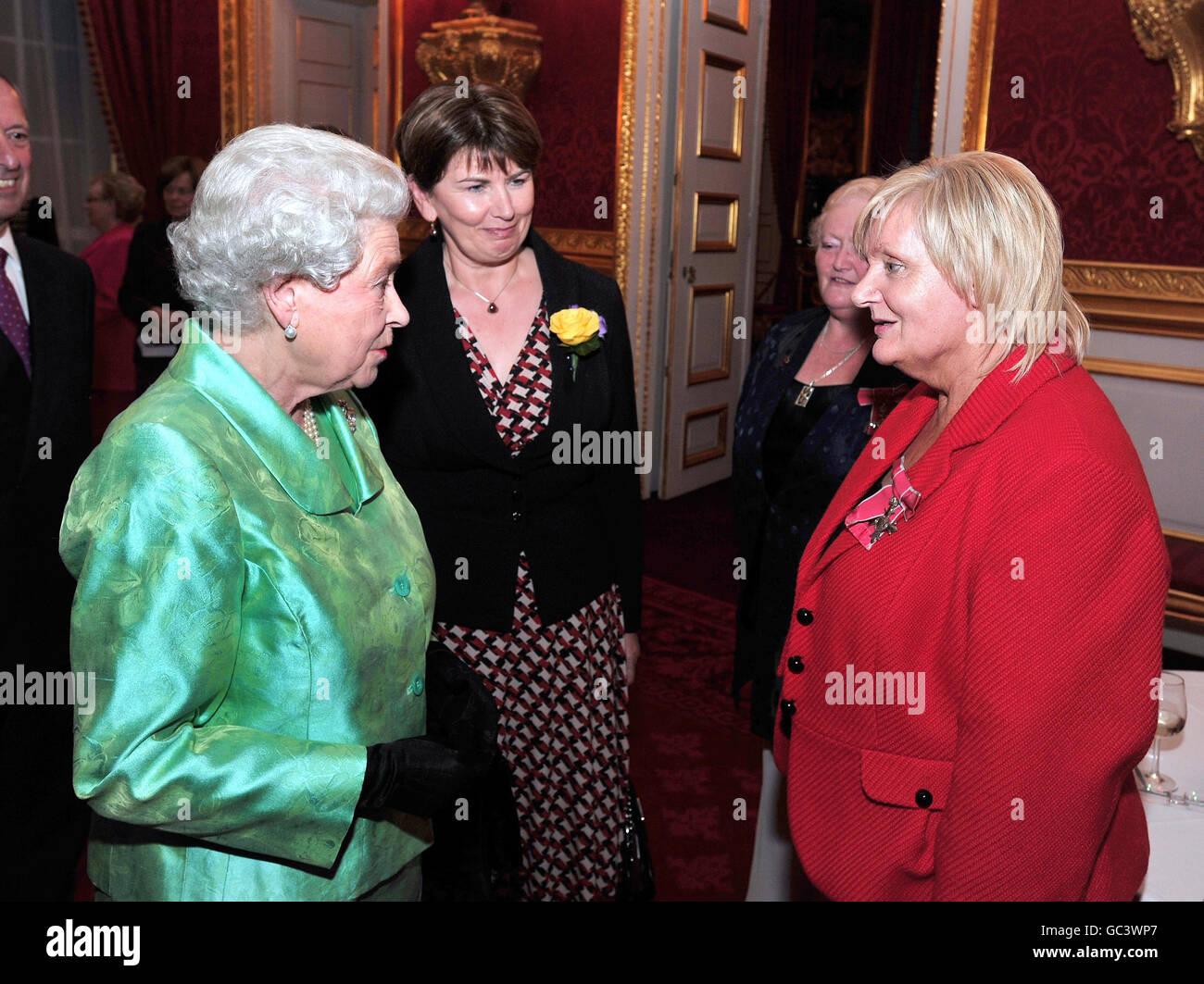 La reine Elizabeth II parle avec Mary O'Neil MBE, de Dungannon en Irlande du Nord, lors d'une réception pour souligner le 50e anniversaire de l'organisme national de bienfaisance de deuil Cruse, au Palais Saint-James, ce soir. Banque D'Images