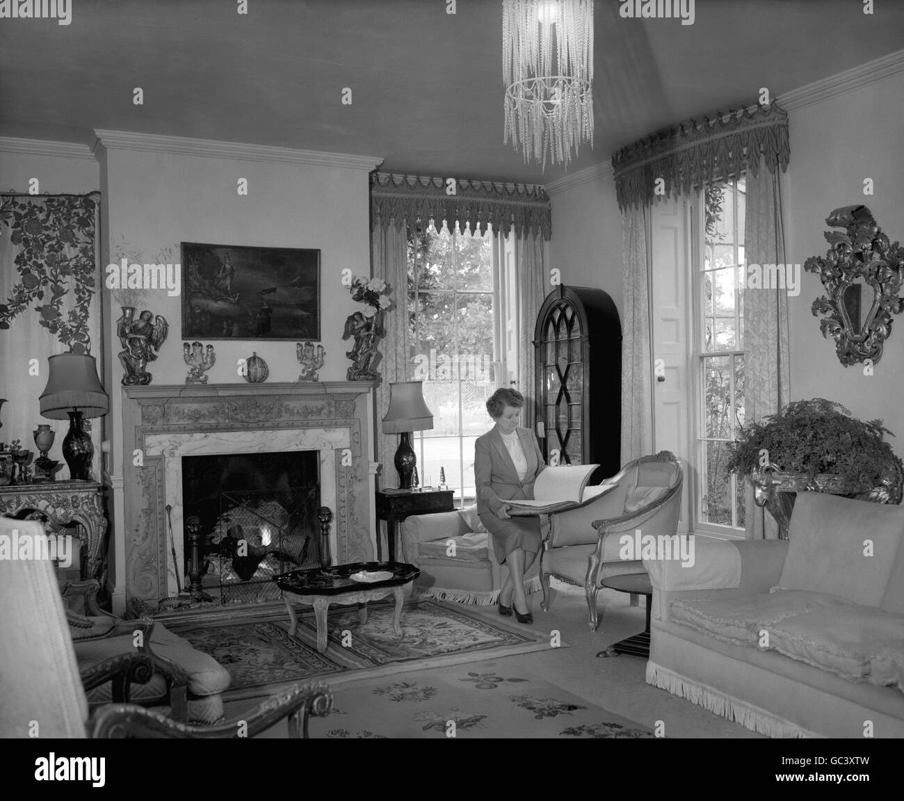 Photographiée dans sa maison géorgienne, Winkfield place, près de Windsor, est la célèbre fleuriste et autorité sur les dessins floraux, Mme Constance Spry. Banque D'Images
