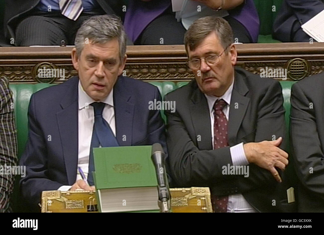 Le Premier ministre Gordon Brown (à gauche) et le secrétaire à la Défense Bob Ainsworth écoutent en tant que chef du Parti conservateur, David Cameron, en réponse à une déclaration précédente faite par le premier ministre au sujet des forces armées en Afghanistan et au Pakistan, à la Chambre des communes, à Londres. Banque D'Images