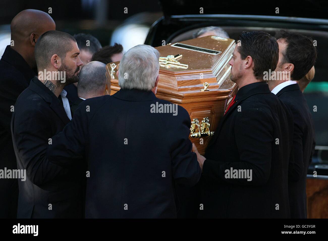 Le cercueil est sorti de l'église par Ronan Keating, Mikey Graham, Keith Duffy et Shane Lynch aux funérailles de Stephen Gately à l'église St Laurence O'Toole, Sevilla place, Dublin Banque D'Images