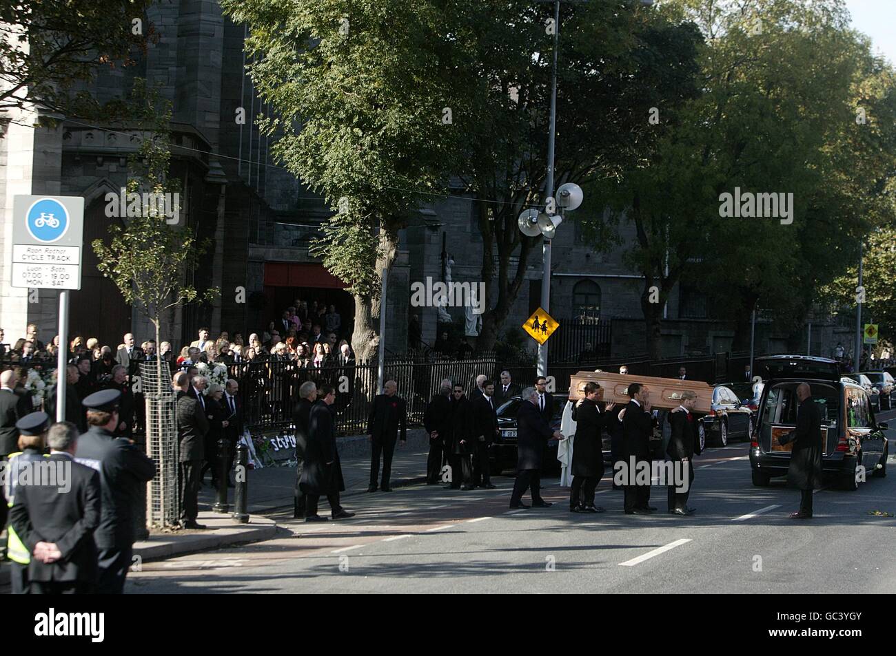 Le cercueil quitte l'église aux funérailles de Stephen Gately à l'église St Laurence O'Toole, Sevilla place, Dublin Banque D'Images
