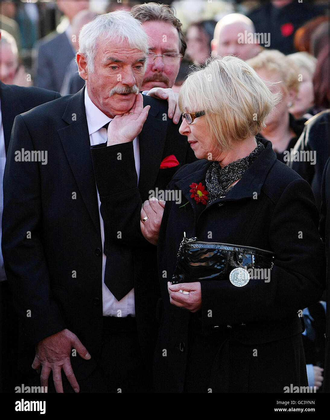 Margaret Gately réconforte son mari Martin à l'extérieur de l'église St Laurence O'Toole à Dublin où ont lieu les funérailles de leur fils Stephen. Banque D'Images