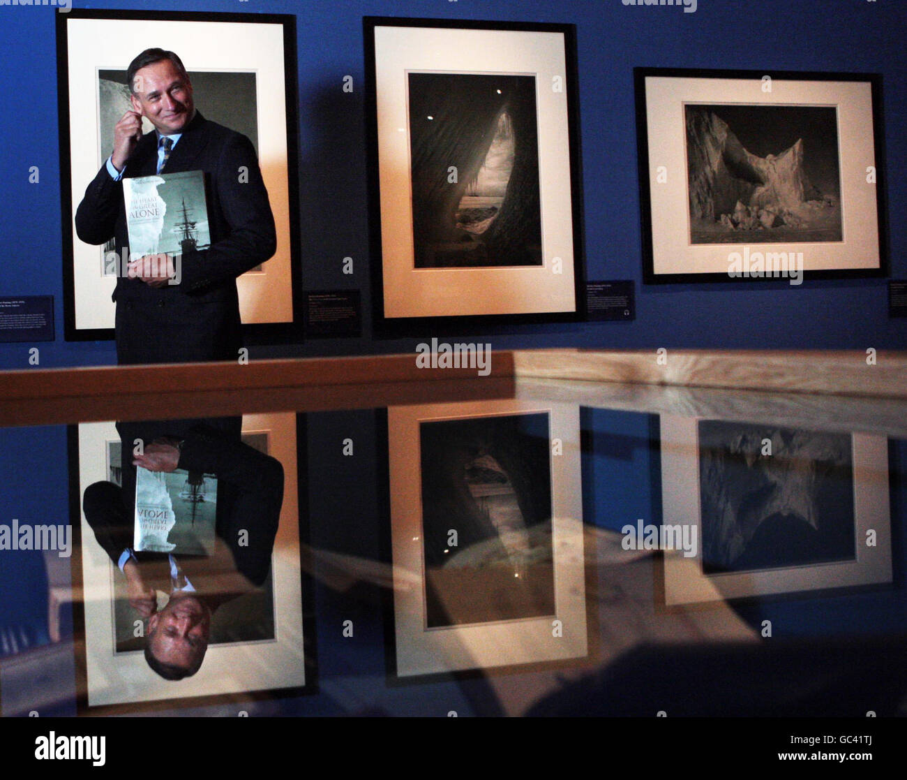 L'explorateur David Hempleman-Adams regarde quelques photos exposées lors du lancement de l'exposition Heroes of Antarctic exploration Past and Present, à la Queen's Gallery, Palais de Holyroodhouse, Édimbourg. Banque D'Images