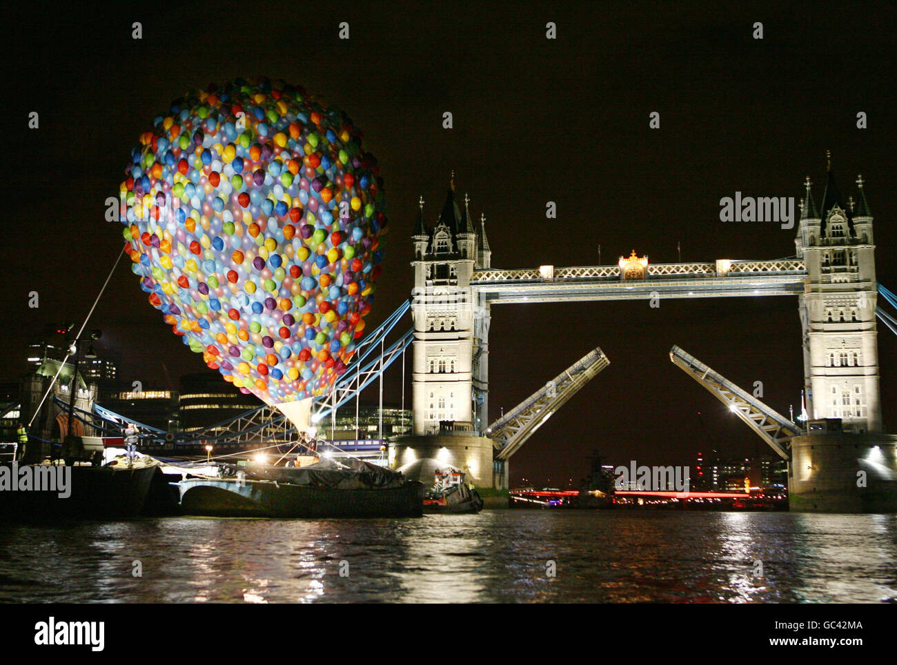Le ballon EN plein air près de Tower Bridge à Londres qui s'est ouvert pour  que le ballon puisse le traverser dans le cadre du lancement du dernier  film d'animation de Disney