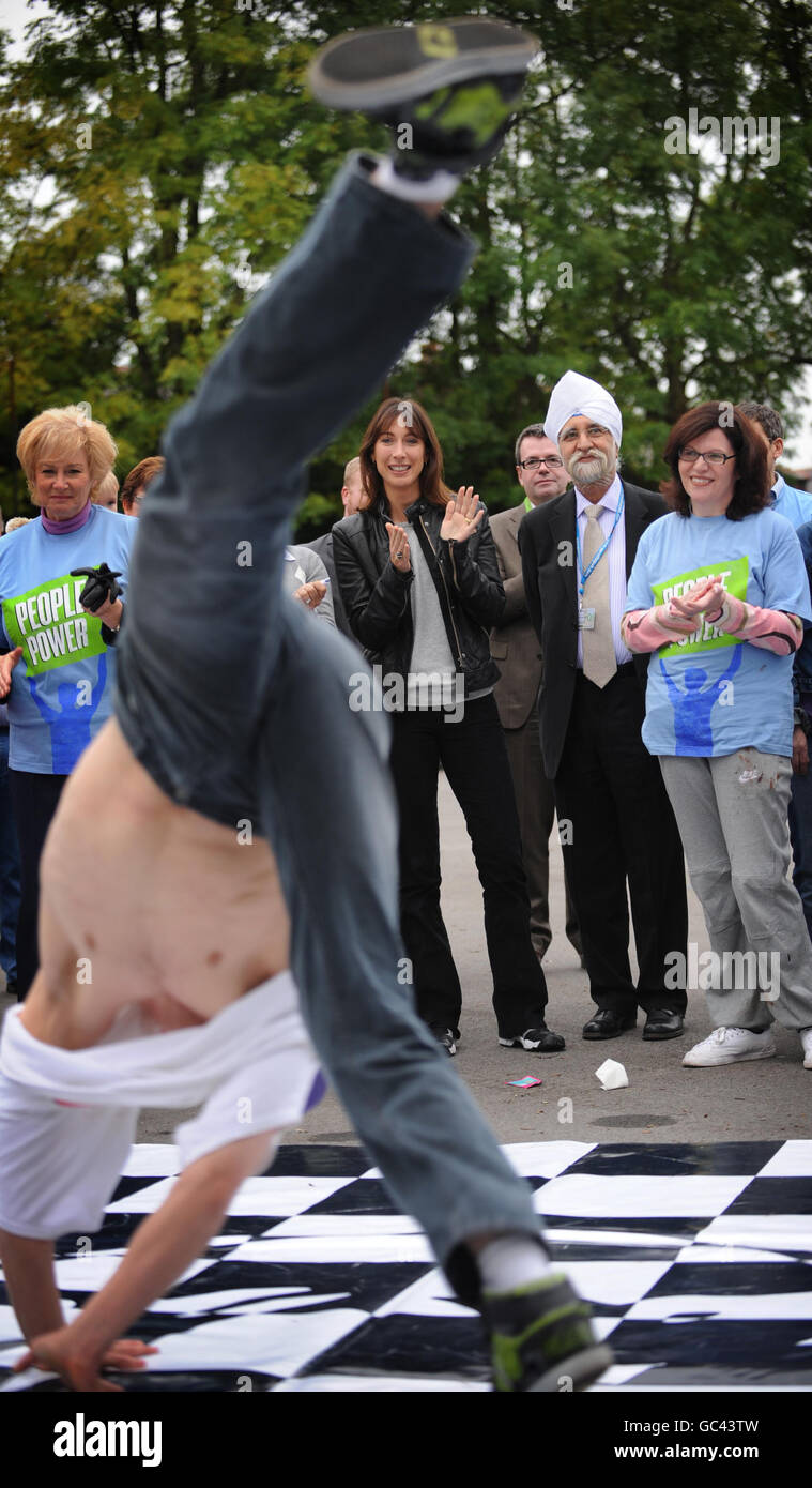 Samantha, la femme du chef du Parti conservateur David Cameron, observe une compétition de danse de saut lorsqu'elle a rencontré des enfants et des assistants au Radcliffe Girls and Boys Club près de Manchester aujourd'hui, qui est l'un des projets d'action sociale du Parti conservateur.Demain, M. Cameron prendra la parole le dernier jour de la conférence du Parti conservateur. Banque D'Images