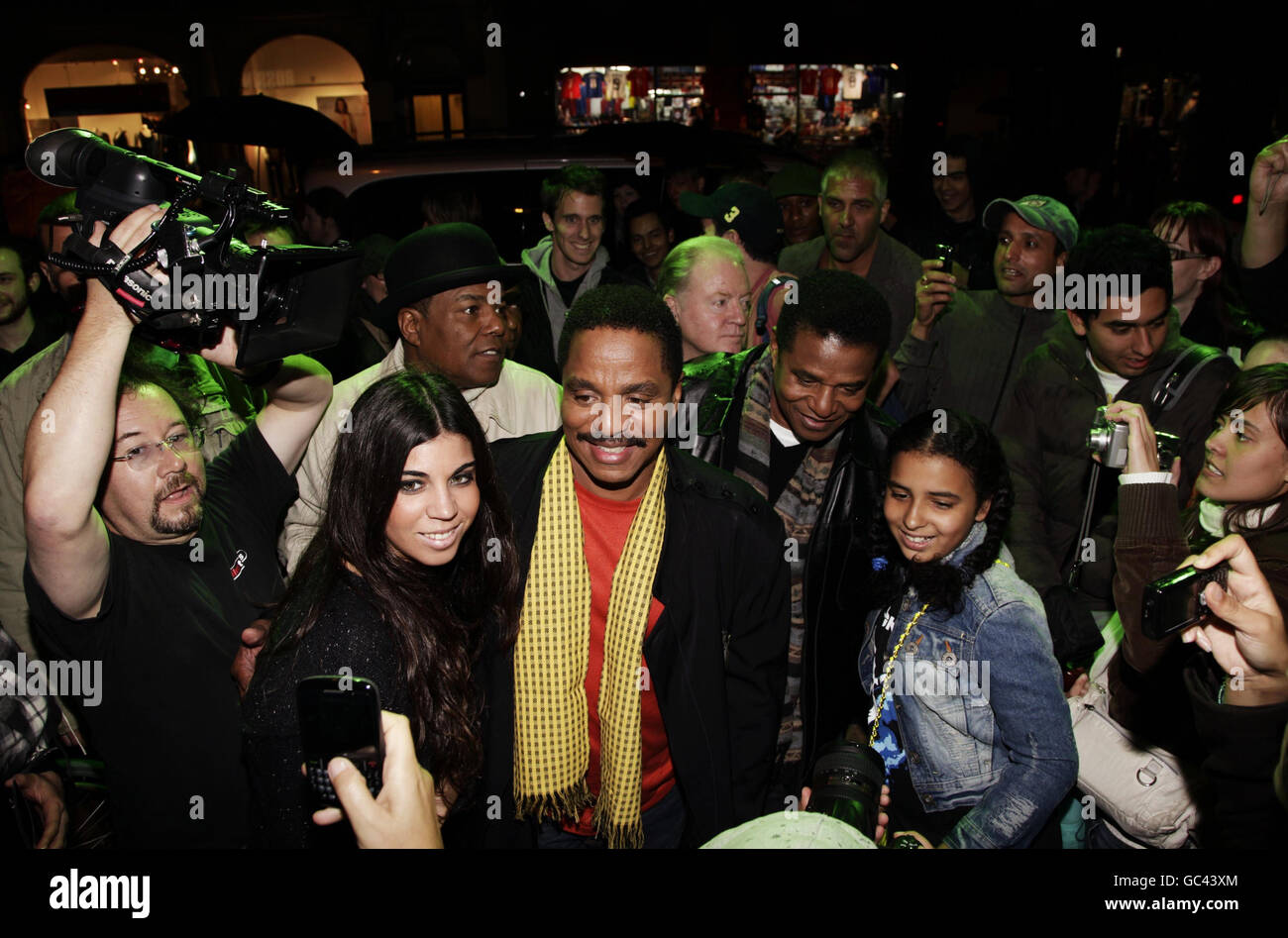 Les membres de la famille Jackson Marlon (au centre), Tito (au centre à gauche) et Jackie Jackson (au centre à droite) arrivent pour assister à la comédie musicale « Thriller Live! » Au Lyric Theatre dans le centre de Londres. Banque D'Images