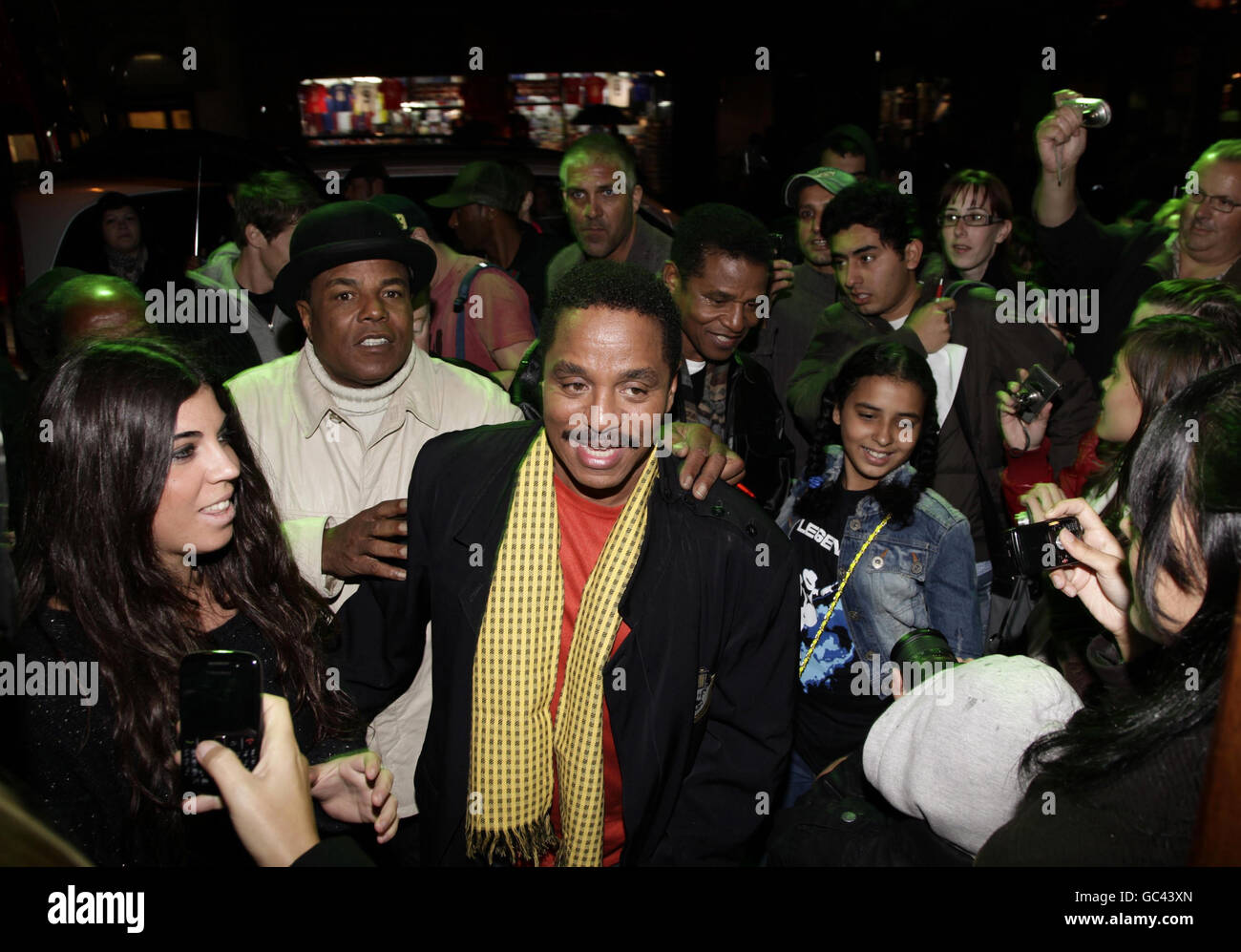 Les membres de la famille Jackson Marlon (au centre), Tito (au centre à gauche) et Jackie Jackson (au centre à droite) arrivent pour assister à la comédie musicale « Thriller Live! » Au Lyric Theatre dans le centre de Londres. Banque D'Images