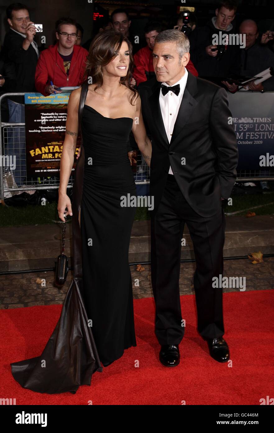 George Clooney et Elisabetta Canalis arrivent pour la première mondiale du fantastique M. Fox lors du gala d'ouverture du Times BFI London film Festival à l'Odeon, Leicester Square Banque D'Images